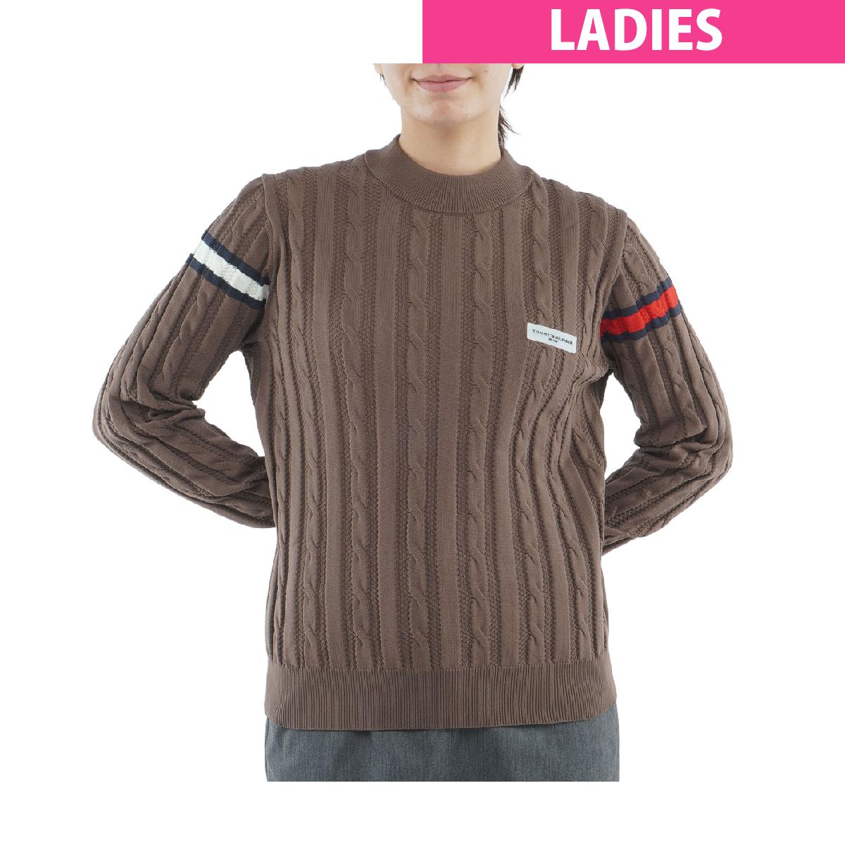 ケーブル柄 ボトルネックセータートミー ヒルフィガー ゴルフ / TOMMY HILFIGER GOLF商品の特徴ウォッシャブル仕様でイージーケアに対応した、撥水機能付きのボトルネックセーター。ケーブル柄を取り入れた立体感のある編地が特徴で、秋シーズンのスタイリングに取り入れやすい一着に仕上げています。素材には軽量感のあるポリエステル糸を使用し、ケーブルニット特有の重さを抑えた着用感にまとめました。衿部分は高さのあるボトルネック仕様を採用し、シャツやモックネックなど幅広いインナーと組み合わせやすいデザインです。袖にはトリコロールラインを配置し、スポーティーなアクセントを加えています。背面にはロゴを取り入れ、後ろ姿にもポイントを持たせました。レイヤードスタイルにも取り入れやすい秋向けのニットアイテムです【洗濯仕様】・洗濯仕様液温は40℃を限度とし、洗濯機で非常に弱い処理が出来る・塩素系および酵素系漂白剤の使用禁止・タンブル乾燥禁止・日陰の平干しがよい・底面温度110℃を限度として、スチームなしでアイロン仕上げができる・石油系溶剤による弱いドライクリーニングができる・非常に弱い操作のウェットクリーニングができる素材ポリエステル100％洗濯仕様商品の特徴参照機能撥水、ウォッシャブルサイズバリエーションM、L、LL対象レディス製造国中国シーズン2026年秋冬モデル【メーカー公表推奨サイズ】(cm)M:身長157-163、胸囲80-86L:身長162-168、胸囲83-89LL:身長167-173、胸囲86-92fwnew