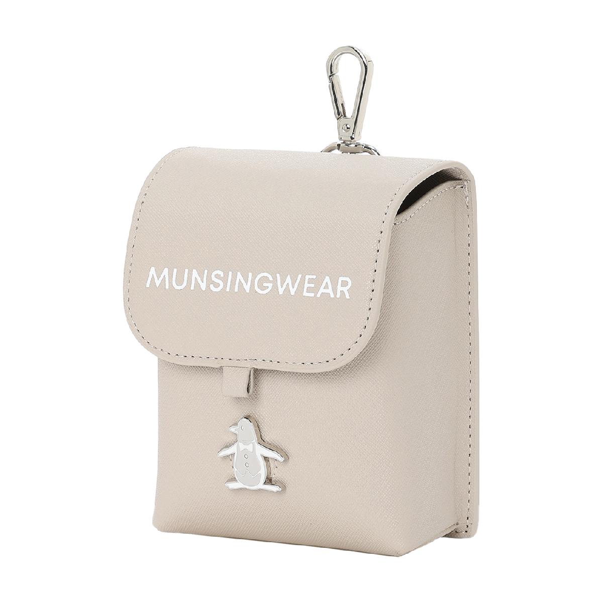 リトルピートマルチホルダーマンシングウェア / Munsingwear商品の特徴計測器も収納できるマルチホルダー。●特徴・デザインポイント・シボ感のある上質なシンセティックレザーを採用したマルチポーチ。・ブランドアイコンのペンギン「リトルピート」マーカーが付属。さりげないこだわりをアピール。・ナスカン付きでバッグへの装着、ループ付きでベルトへの装着可能。●素材・上質な風合いのシンセティックレザー(合成皮革)を採用。●機能詳細・飛距離計測機が収まるサイズ設計。スムーズな出し入れをサポート。・マグネット開閉タイプ。片手で楽に開閉できる設計。・ブランドアイコンのペンギン「リトルピート」マーカー付き。素材合成皮革(ポリウレタン加工)サイズバリエーション約W10×H13×D5.5cm製造国中国シーズン2026年モデル26fwacc couponspecialbag