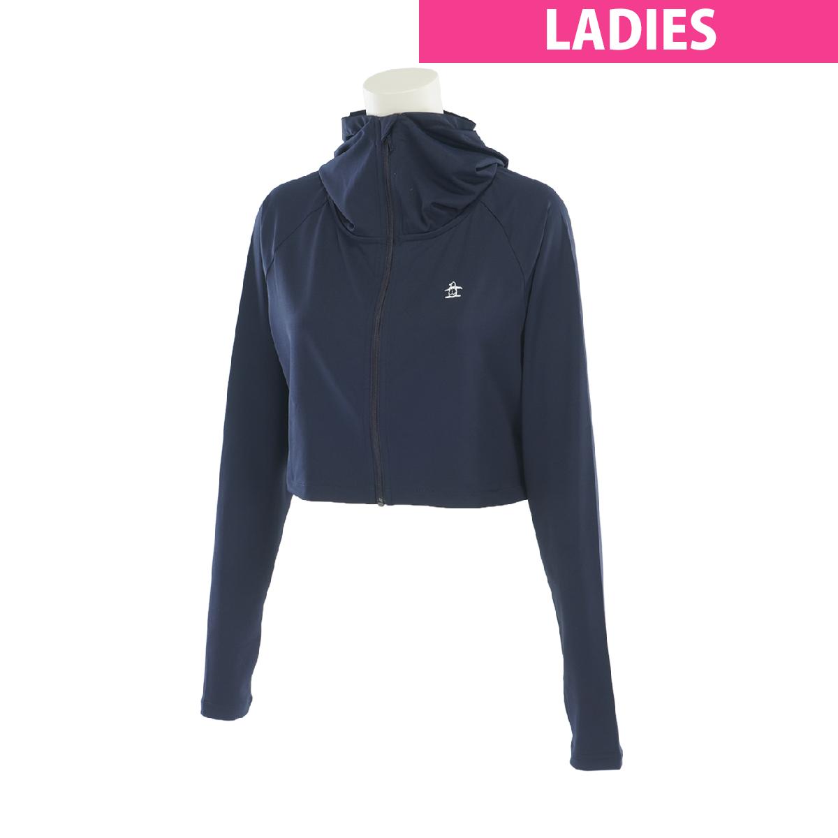 ストレッチ SUNSCREEN NIR フード付きボレロマンシングウェア / Munsingwear商品の特徴About Munsingwearマンシングウェアは、1886年にニットウェアメーカーとして誕生した伝統あるブランドです。1955年に初めてニットのゴルフシャツを発表して以来今日もなおゴルフシーンにおいてその歩みを続けています。---着る日傘で、強い日差しと暑さに負けない快適ゴルフをサポート---【特徴】・強い日差しやジリジリとした暑さを軽減するサンスクリーン機能を備えたフード付きボレロです。・右胸にあしらわれたリトルピートのプリントがデザインのアクセントになっています。・後ろ身頃がメッシュ素材のため、高い通気性があります。・ファスナーを上まで閉めることで、顔周りも日差しからガードできます。・フード部に髪の毛を出せる穴がデザインされています。【素材】・近赤外線と紫外線をカットし、クーリング機能を発揮するポリエステルの「サンスクリーンNIR」素材を使用しています。・「着る日傘」のように肌を守り、快適な着心地と運動パフォーマンスをサポートします。【機能】・SunscreenNIR(サンスクリーンNIR)機能による遮熱性とクーリング効果があります。・UPF50+の紫外線保護指数を備えています。・ストレッチ機能により、体に程よくフィットします。素材本体：ポリエステル、ポリウレタン／メッシュ部：ポリエステルサイズバリエーションフリー(W500×H380m)対象レディス製造国中国機能Sunscreen NIR、UPF50+、遮熱、クーリング、ストレッチシーズン2026年モデルssnew