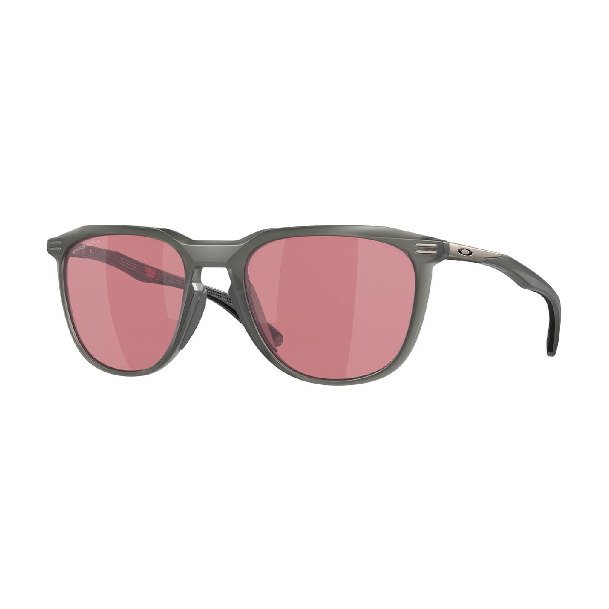 THURSO (A) サングラスオークリー / OAKLEY商品の特徴洗練されたデザインと自己表現力が際立つ軽量なThurso(サーソー)は、日常生活からスポーツにまで適したサングラスです。O-Matter&trade;とC-5を組み合わせたフレームは、かけ心地抜群で耐久性があり、Unobtainium&reg;ノーズパッドとイヤーソックスが、どんなアクティビティでも優れたグリップ力を発揮して、しっかりと固定します。Thursoは帽子と違和感なくフィットするだけでなく、デコラインデザインで自分だけのスタイルをアピールすることが可能。色とコントラストを増強するPrizm&trade;レンズテクノロジーで、どんな道でも細部までくっきりと鮮明に見ることができます。【マットグレースモーク】レンズ：プリズムダークゴルフ素材フロント：O-Matter(ナイロン)／テンプル：ステンレススティール+O-Matter(ナイロン)／レンズ：プラスチック(コーティング)可視光透過率23％紫外線透過率1％以下対象ユニセックス付属品収納袋、ケース製造国アメリカサイズバリエーションレンズ幅54×テンプル幅145×レンズ縦長44.9×ブリッジ幅19mmシーズン2023年モデル
