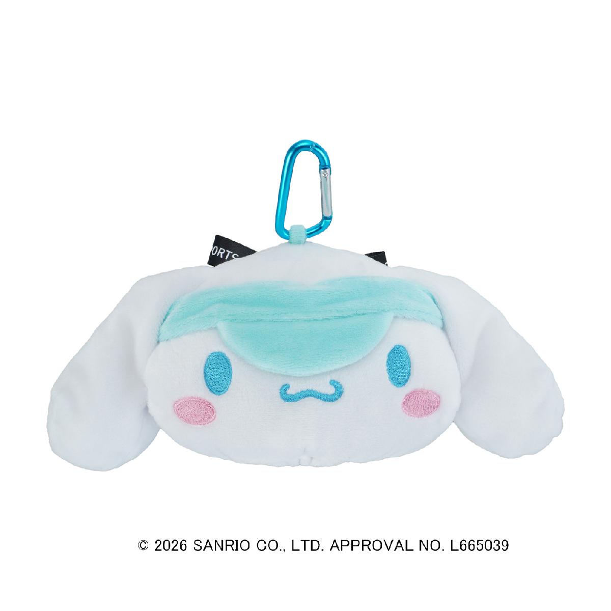 シナモロール ボールポーチサンリオスポーツ / Sanrio Sports商品の特徴腰元に可愛さをプラス！サンリオキャラクターのボールポーチでラウンドを楽しく♪ボールポーチにサンリオの人気キャラクターが登場！ スポーティーなサンバイザー姿のハローキティ、クロミ、シナモロールが、あなたのプレーを可愛くサポートします。コロンとしたフォルムが愛らしく、キャディバッグやベルトループに付けるだけでアクセントに。出し入れもスムーズ。便利なカラビナ付きお揃いのヘッドカバー(別売)と合わせて、サンリオコーデを楽しむのもおすすめです！素材ポリエステルサイズバリエーション2個収納可能、H14×W24×D10cm製造国中国シーズン2026年モデル26ssacc