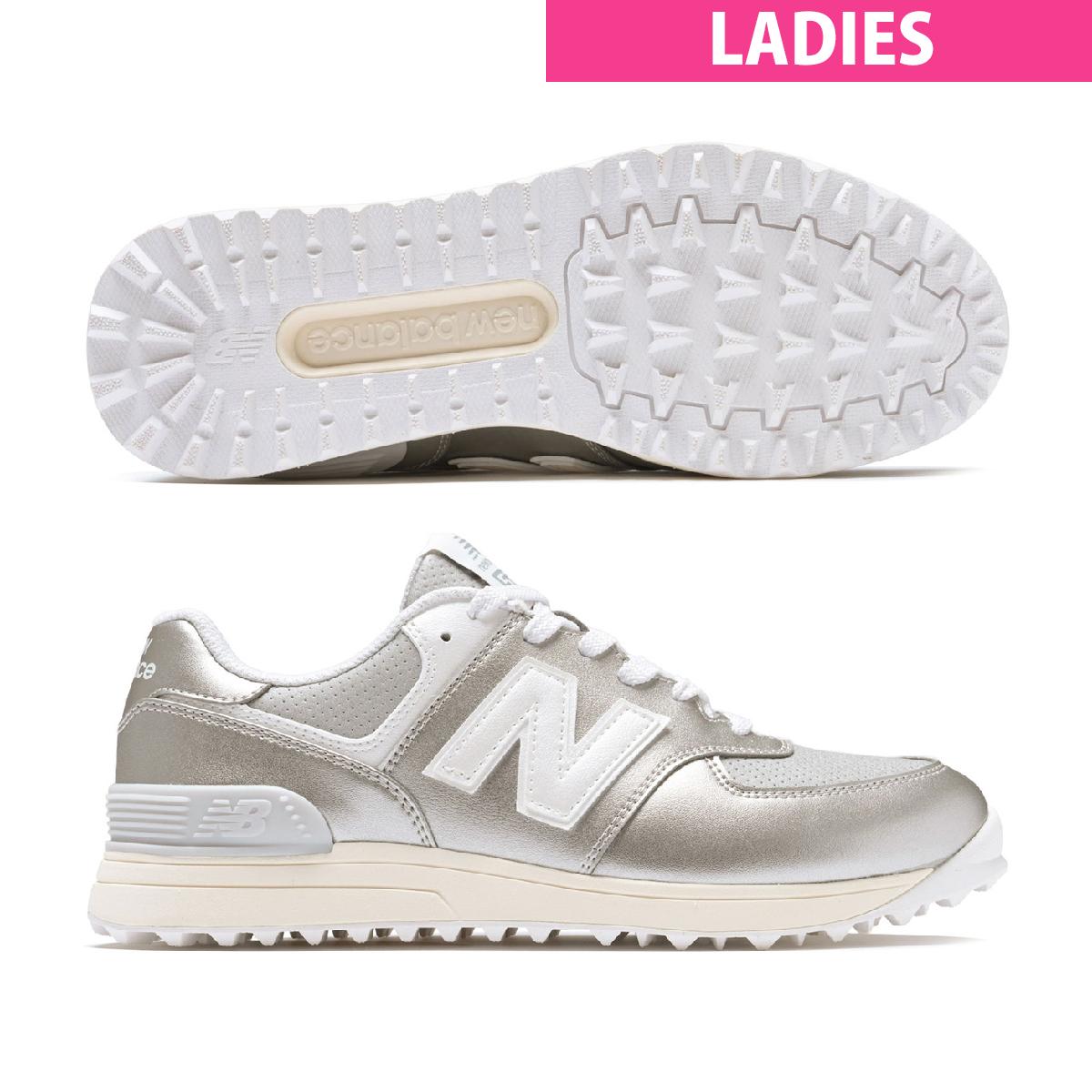 スパイクレス 574 v4 SL シューズニューバランス / New Balance Golf商品の特徴日本人の足にフィットするゴルフパフォーマンスラストを採用した人気の「574」スパイクレスモデルがv4にアップデート。ゴルフに最適化したグリップ性の高いラギッド意匠のアウトソールと、捻れを抑えるナイロンシャンク、安定性を高めるCRカウンターがゴルフプレーをサポート。さらにクッション性を高めたインソールを採用することで快適性もアップ。レブライト「軽量性・クッション性」軽量性を保ちながら、確かな耐久性と心地よいクッション性を提供。タイプ紐タイプ素材アッパー：人工皮革／アウトソール：ゴム底／ミッドソール：合成底重さ280g(片足23.5cm)サイズバリエーション22.5-25cm幅EE鋲タイプスパイクレス対象レディスシーズン2026年モデル製造国中国26ssacc