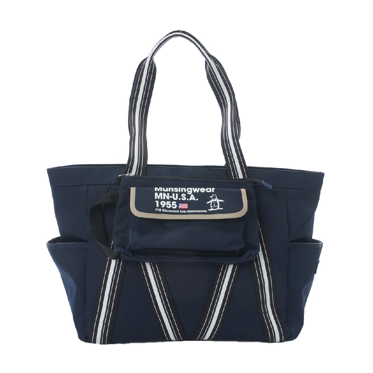 ツイルジャカードテープトートバッグマンシングウェア / Munsingwear商品の特徴About Munsingwearマンシングウェアは、1886年にニットウェアメーカーとして誕生した伝統あるブランドです。1955年に初めてニットのゴルフシャツを発表して以来今日もなおゴルフシーンにおいてその歩みを続けています。---上品さと軽快さを両立した多機能カートバッグ---【特徴】・ジャカードテープとパイピングのデザインが特徴的なカートバッグです。・前面のアウトポケットにはグラフィックプリントを配し、デザインのアクセントになっています。・クセのない舟形のフォルムは、物の出し入れがしやすく使いやすいです。・微光沢のナイロンツイル素材を使用しており、軽快でありながら上品な印象を与えます。・ゴルフだけでなく、旅行や日常のお出かけなど、様々なシーンで活躍します。素材ナイロンサイズバリエーション本体：約W37×H33×D21cm、容量約20L／ポーチ：約W23×H15×D3cm、容量約1L製造国中国シーズン2026年モデル26ssacc