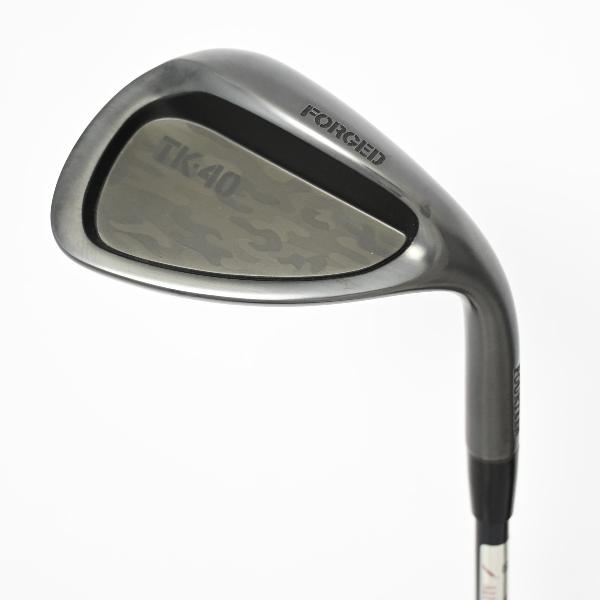 商品説明シャフトTS-07Cロフト57フレックスWEDGE左右右用長さ34.75重量(g)450±バランスC4.5±程度BCヘッドカバー無付属品無グリップ-グリップ程度良在庫店舗ネット店備考商品の程度についてAメーカーフィルムで保護されていて使用痕跡が全く見られない状態Bバックフェース・シャフト・ソール・フェースに目立たない傷はあるが、全体的にきれいな状態Cバックフェース・シャフトソール・フェースに擦り傷・当たり傷など使用感のある傷が見られる状態Dバックフェース・シャフト・ソール・フェースに大きな擦り傷・当たり傷が見られる状態E全体的に汚く見える状態(使用に問題はございません)注意事項・注文手続き完了後の内容変更・キャンセル・交換・返品はお受けできません。あらかじめご了承ください。・ゴルフガレージ店頭でも販売しておりますので、タイミングによっては店頭完売によりご用意できない場合もございます。・重量・バランスについては弊社実測値です。・長さは、メーカーによって測定方法が異なるため、シャフト改造の痕跡が認められない場合、実測値が近似値であればメーカー公表値を表示しています。※アイアンセットの場合は、主に5番アイアンの長さを表示しています。中古