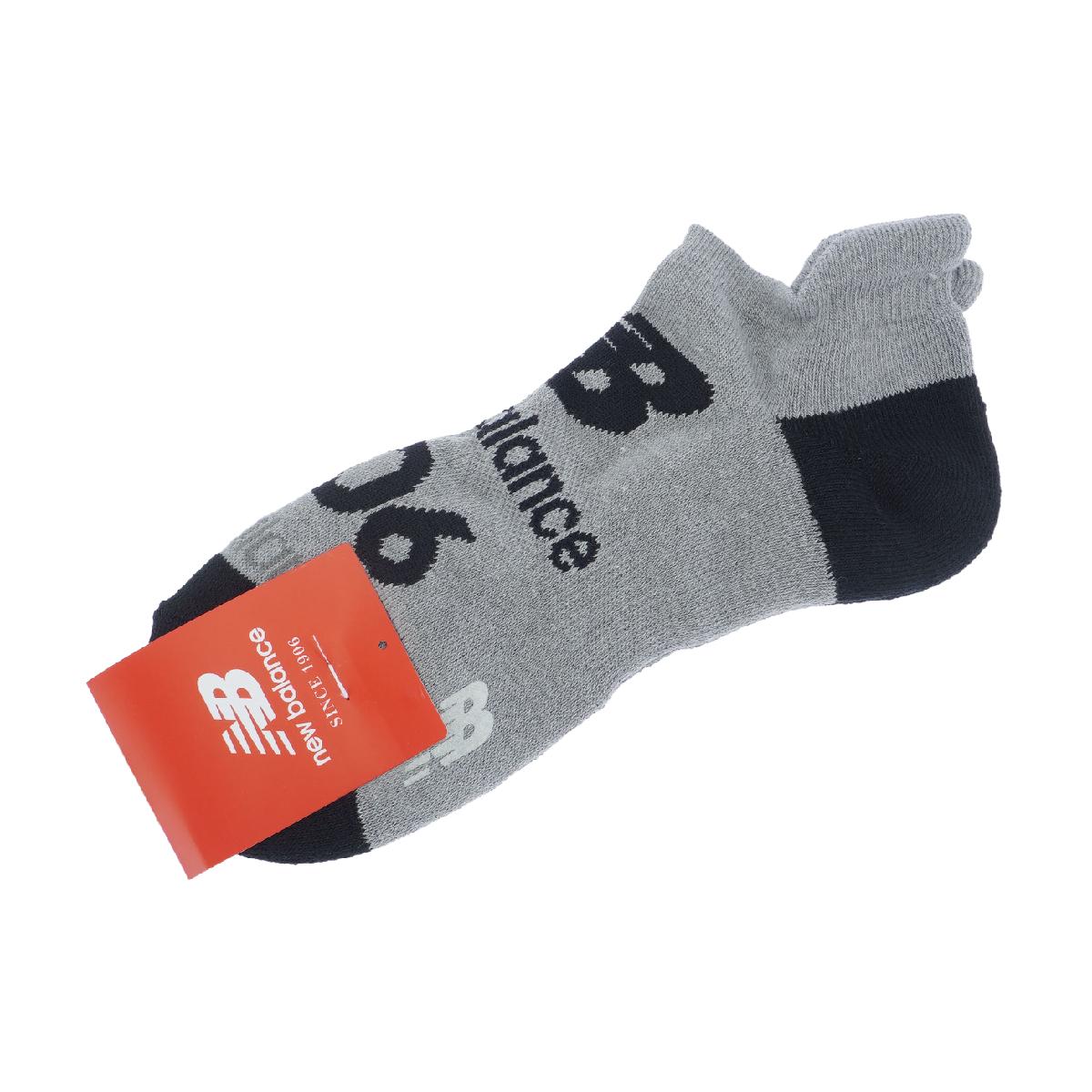 ロゴジャカード アンクルソックスニューバランス / New Balance商品の特徴足元に存在感をプラスするアンクルソックス。ブランドオリジナルロゴを大胆にあしらった、スポーティーなデザインが魅力。抗菌防臭機能「SEK」を備え長時間の着用も気になるニオイを抑えながら清潔感のある履き心地をキープします。また足底パイルがクッション性を高め足への負担を軽減し、足底サポートとヒールアップ設計が安心感のあるフィット感を実現。デザイン性と履き心地にこだわり、ゴルフからデイリーまで活躍する一足です。素材コットン、アクリル、その他機能「SEK」抗菌防臭、足底パイル、足底サポート、ヒールアップサイズバリエーションフリー(25-27cm)対象メンズ製造国日本シーズン2026年モデルfwnew