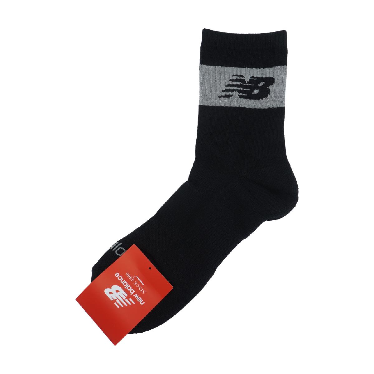 ビッグラインロゴジャカード アンクルソックスニューバランス / New Balance商品の特徴大胆なビッグラインロゴジャカードが足元にスポーティーな存在感をプラスするミディアムショートソックス。「SEK」基準の抗菌防臭機能を備え、快適な履き心地をキープします。足底パイルがクッション性を高めるとともに、足底サポートがフィット感を向上。「HEEL SUPPORT」による踵サポート機能が安定した履き心地を実現し、プレー中の足元をしっかり支えます。程よい丈感でロングパンツにもショートパンツにも合わせやすく、ゴルフシーンからデイリーユースまで幅広く活躍する一足です。素材コットン、アクリル、その他機能「SEK」抗菌防臭、「HEEL SUPPORT」踵サポート、足底パイル、足底サポートサイズバリエーションフリー(25-27cm)対象メンズ製造国日本シーズン2026年モデルfwnew