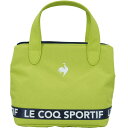 再生ポリエステル カートポーチルコックゴルフ / Le coq sportif GOLF商品の特徴シンプルデザインのベーシックカートポーチです。ロゴテープでスポーティな表情に仕上げています。ポーチ内に仕切りを入れ収納物を整理することができます。開口部はスナップボタンで止める仕様で、内容物が見えないよう閉じられるようになっています。バッグ類はロゴテープでシリーズ展開しており、他の商品と合わせて連動感を楽しむことができます。SDGsを意識した再生ポリエステルを採用した、サステナブルアイテムのひとつです。素材本体：ポリエステル／開口部内側：合成皮革(ポリウレタン加工)サイズバリエーション約23.5×21×17cm製造国中国シーズン2023年モデル