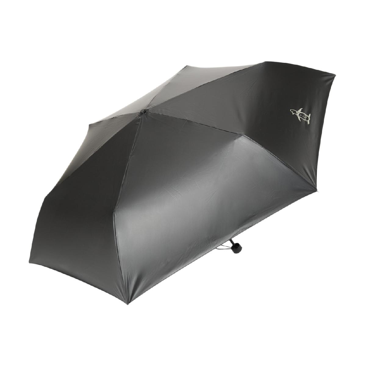 リトルピートロゴ折り畳み傘マンシングウェア / Munsingwear商品の特徴About Munsingwearマンシングウェアは、1886年にニットウェアメーカーとして誕生した伝統あるブランドです。1955年に初めてニットのゴルフシャツを発表して以来今日もなおゴルフシーンにおいてその歩みを続けています。---ゴルフのハイスペックを日常に。晴れの日も雨の日も頼れるアイコン傘---【特徴】・ブランドの定番であるリトルピートとロゴがデザインされた折り畳み傘です。・ゴルフ用のダブルキャノピー長傘と同等の高スペック素材を使用しています。・親骨の長さが60cmと大きめでありながら、軽量化を実現しています。・一年を通して日差しが厳しくなる中、日傘としてもお使いいただける設計です。【機能】・晴雨兼用で、急な天候の変化にも対応いたします。・耐水圧は5000mmで、一般的な雨傘の約20倍の強度を誇ります。・日傘として、遮蔽率99.99％、遮光率99.99％の非常に高いUVカット性能を備えています。・遮熱率58％により、日差しの強い日でも快適に使用できます。素材生地：ポリエステル／シャフト：アルミニウム／親骨：グラスファイバー／ハンドル：ポリプロピレンサイズバリエーション親骨の長さ60cm製造国中国シーズン2026年モデル26ssacc