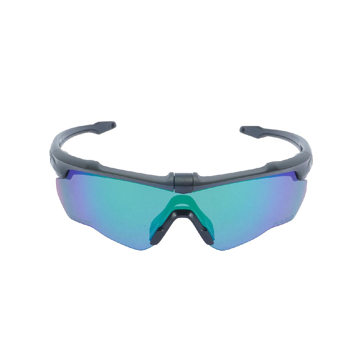 CROSSBLADE NARO サングラスイーエスエス / ESS商品の特徴「ESS」はOAKLEY ESS MILITARY／GOVERNMENT事業部としてミリタリー市場に特化した製品開発を行って参りましたが、新たにゴルフ、アウトドア、フィッシング、ハンティング、登山、トレラン、スポーツシーンにあわせた製品を発売。あらゆるシーンに溶け込むフレームカラー「カーボングレー」とミラー加工された偏光レンズ「偏光ミラーグリーンレンズ」が特徴のコレクションです。CROSSBLADE NAROのレンズは、CROSSBLADEのレンズ幅よりも左右5mm狭く、レンズ下側の切り込みが2mm深くなっています。日本人のおすすめのモデルとなります。・ハイビジョンな広い視界。ESS OPTICSの高解像度レンズは、世界で最も厳格なアメリカ工業規格ANSI Z87.1の規格をはるかに上回り、歪みのないクリアーな視界で長時間の装着でも目が疲れません。こめかみまで、覆うワイドレンズが広い視界を提供。・強力な曇り止め加工ESS独自の特殊アンチフォグコーティング「フローコート(曇り止め)」により従来のレンズより遥かにレンズの内側が曇りづらく、体温の上昇や急激な環境や温度変化にも左右されない最先端のレンズコーティング。レンズの外側には、傷が付きづらいスクラッチ防止加工仕様。※偏光レンズにつきましては、「フローコート」されておりません。・目を守る絶対的安心感。スポーツアイウェアブランドではパスすることのできない、最高水準の規格「ミルスペック」に準拠。紫外線100％カット。ショットガンさえ貫通させないバリスティックレンズは「目を守る」絶対的な安心感。※偏光レンズにつきましては、「ミルスペック」に準拠しておりません。・レンズ交換DEDBOLT LENS LOCKを採用し、レンズへの衝撃を受けた際の着脱を防ぎ、環境に合わせ素早いレンズ交換が可能。また、レンズサイズの異なるCROSSBOW、CROSSBLADEのレンズ装着も可能。(※別売りレンズ。)・ノーズクリップ交換可能なノーズクリップはユーザーの顔型に合わせフィッティングが可能。(※別売りノーズクリップ。)・フレーム設計人間工学に基づいたフレームデザインは、鼻や耳に掛かる圧迫点を分散し、長時間の装着でも快適に使用が可能。■本製品は以下の規格に適合しています。U.S. Federal OSHAANSI Z87.1+CE EN 166■MADE IN USA製品本体以外の化粧箱やハードケース、ストラップなどはMADE IN USAではございません。素材フレーム：ナイロン／レンズ：ポリカーボネート可視光透過率15％紫外線透過率0％対象ユニセックス付属品収納ケース(マイクロファイバーポーチ)、ハードケース製造国アメリカシーズン2026年モデルssnew