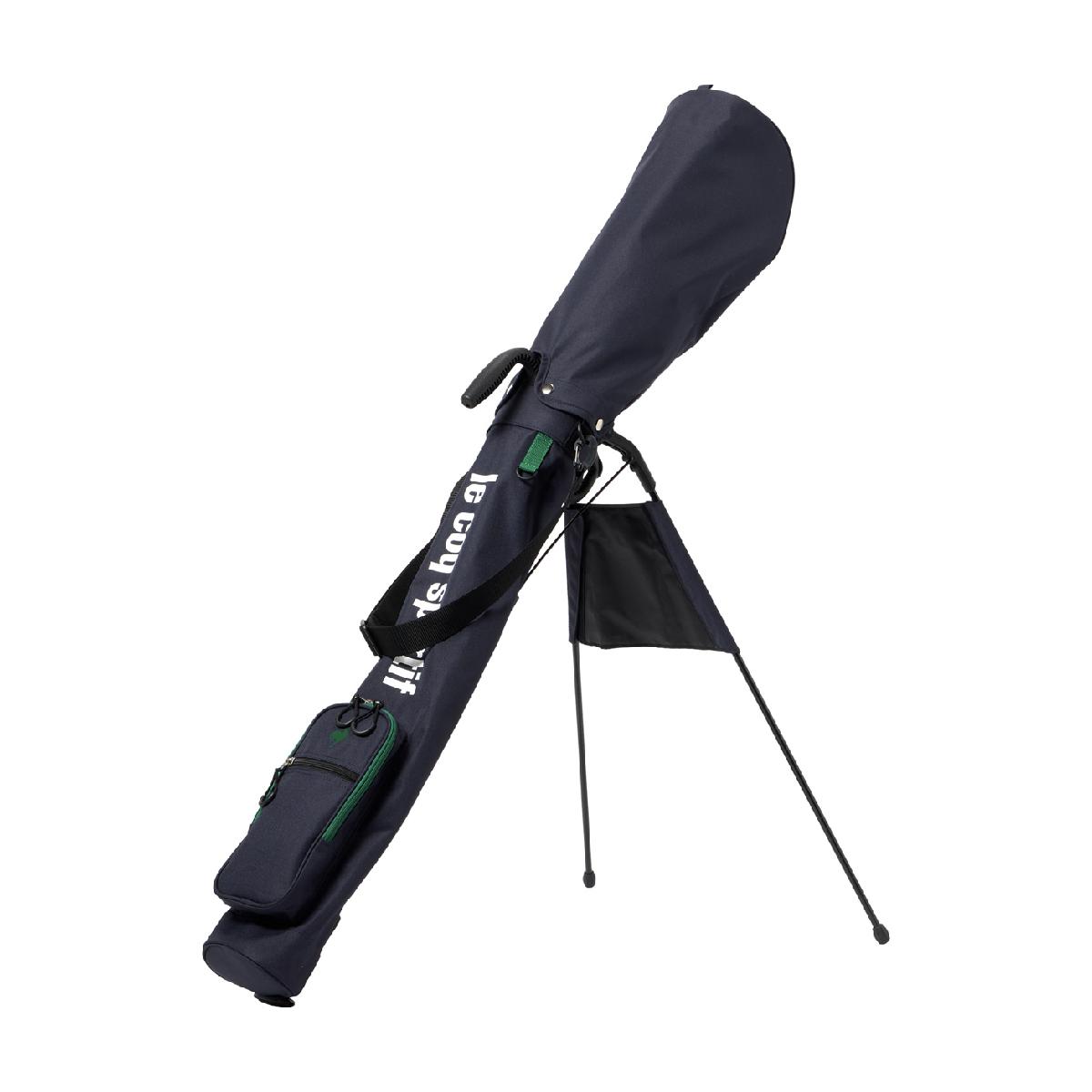 スマホセルフィー機能付きスタンドクラブケースルコックスポルティフ ゴルフ / Le coq sportif GOLF商品の特徴スマホセルフィー機能を備えたスタンドクラブケース。付属のポケットパーツはスタンド部分に装着し、練習場でのスイング撮影やゴルフコンペの記念写真などに撮影スタンドとして使用可能。ジェンダーレスなデザインで汎用性も抜群。タイプスタンド素材ポリエステルサイズバリエーション5-6本収納可能付属品フード有り製造国中国対応長さ47インチシーズン2026年モデル26ssacc