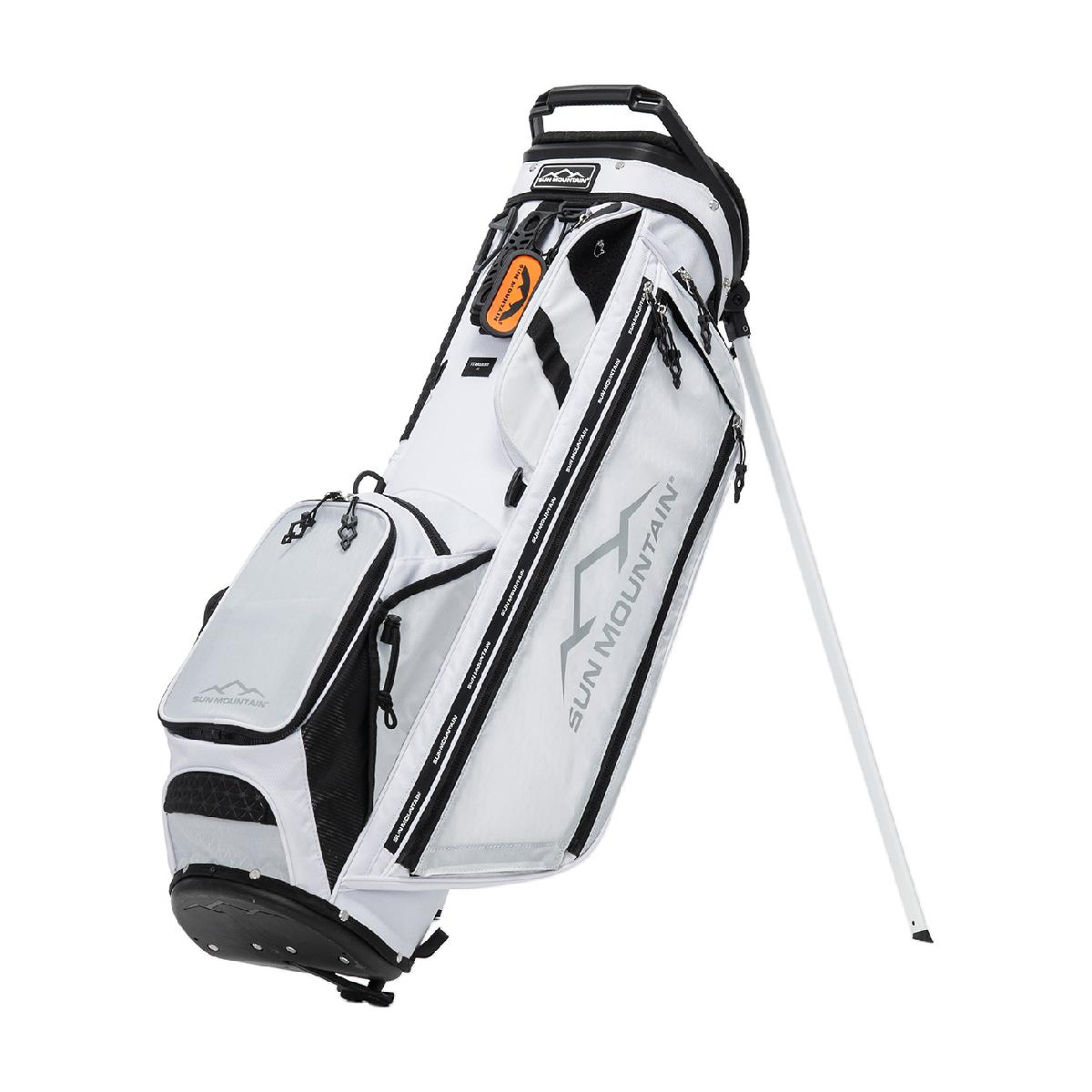 STANDARD JC スタンドキャディバッグサンマウンテン / Sun Mountain商品の特徴サンマウンテンならではの高い品質で幅広いユーザーに対応。止水ファスナー採用により急な雨にも対応可能。グローブホルダー、ドリンクホルダー搭載。Dカンを多く配置しタオルや距離計ケースなども吊り下げ可能。本体重量は2.5kgの軽量設計。安定感抜群のオリジナルスタンドと簡単な着脱、フィット感に優れたショルダーベルト「E-Z Lite Dual Strap」を採用し、プレー中や長時間移動時の持ち運びを快適にサポート。型9型対応長さ46インチネームプレート有り(名入れサービス無し)口枠4分割セパレート4分割タイプスタンド素材ナイロン、ポリエステル重さ2.5kg対象ユニセックスシーズン2026年モデル製造国インドネシア26ssacc