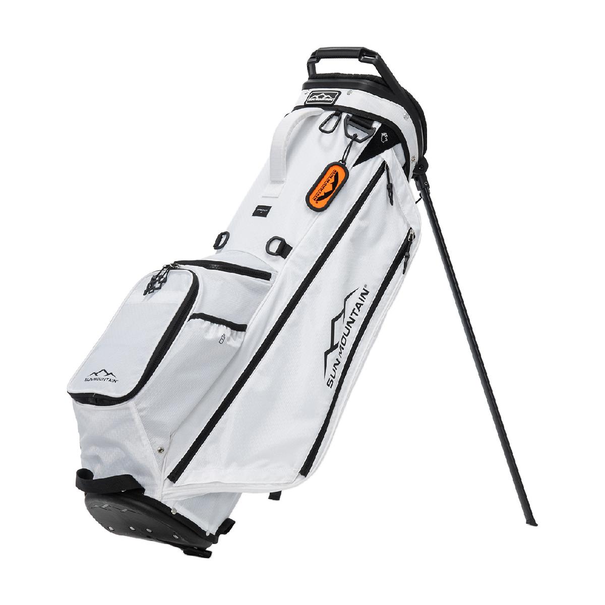 APPROACH LITE JC スタンドキャディバッグサンマウンテン / Sun Mountain商品の特徴サンマウンテンならではの高い品質で幅広いユーザーに対応。グローブホルダー、ドリンクホルダー搭載。Dカンを多く配置し、タオルや距離計ケースなども吊り下げ可能。様々な機能を兼ね備えつつ、本体重量は2.2kgの軽量設計。安定感抜群のオリジナルスタンドと、簡単な着脱、フィット感に優れたショルダーベルト「X-FIT」を採用し、プレー中や長時間移動時の持ち運びを快適にサポート。型9型対応長さ46インチネームプレート有り(名入れサービス無し)口枠4分割セパレート4分割タイプスタンド素材ナイロン重さ2.2kg対象ユニセックスシーズン2026年モデル製造国インドネシア26ssacc