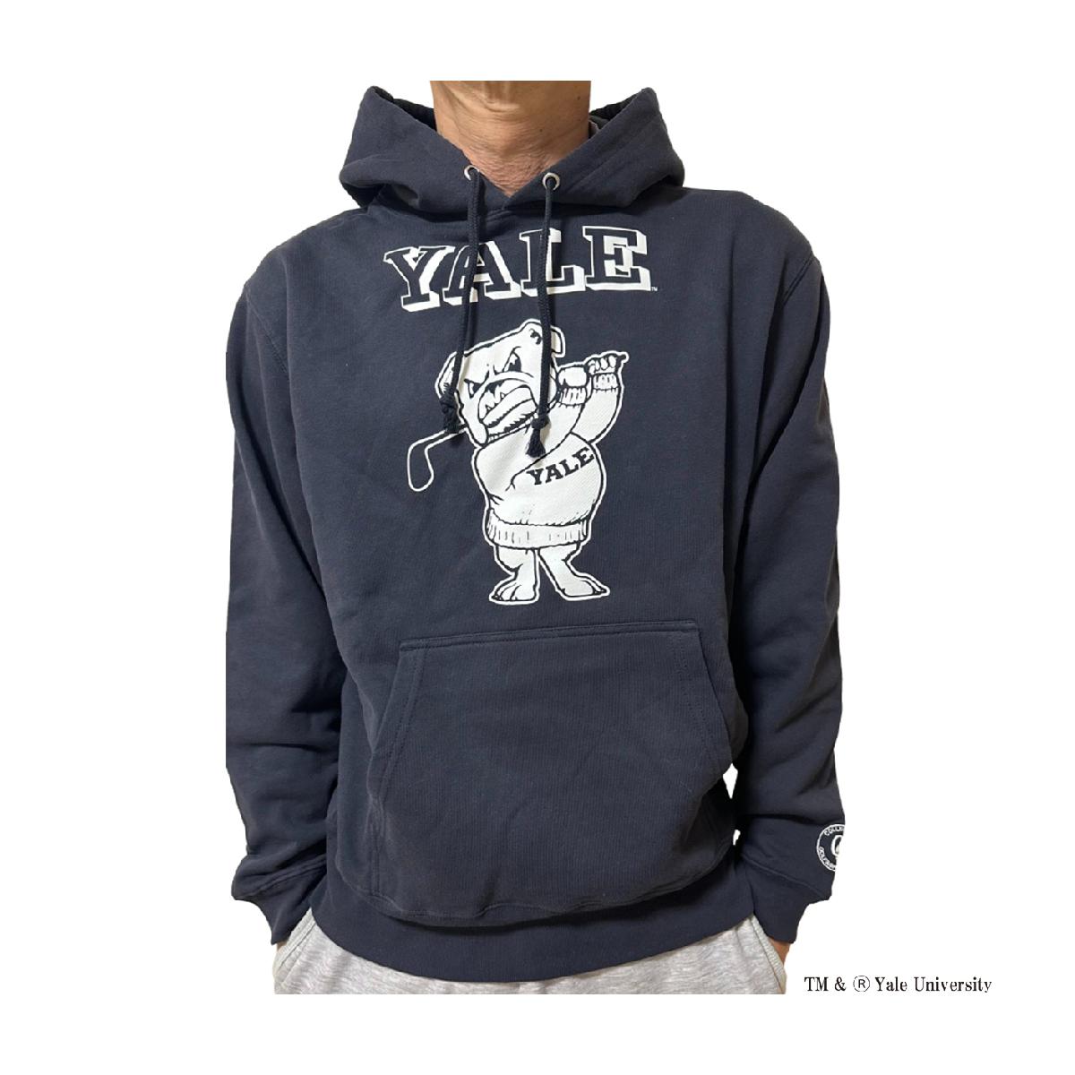 YALEパーカーカレッジゴルフ / COLLEGE GOLF商品の特徴YALEのマスコットキャラクターのゴルフバージョンのプリントが特徴。ペットのワンちゃんとペアルックが特徴ペア商品はCLGF-077のYALEドッグウェアです。素材綿100％サイズバリエーションS、M、L、XL対象メンズ製造国中国シーズン2026年春夏モデル【GDO計測実寸値】(cm)S:着丈60、ゆき丈79、身幅51M:着丈65、ゆき丈84、身幅54L:着丈67、ゆき丈86、身幅57XL:着丈74、ゆき丈89、身幅62※伸縮素材やデザインによってメーカー公表推奨サイズより実寸値が小さい場合がございます。※実際に採寸した数値を掲載しております。商品タグにはメーカー推奨サイズ（想定しているボディサイズ）が記載されており、実寸とは異なりますのでご注意ください。【メーカー公表実寸サイズ】(cm)S：着丈63、身幅52、肩幅44、袖丈57M：着丈67、身幅55、肩幅48、袖丈61L：着丈71、身幅58、肩幅52、袖丈62XL：着丈76、身幅63、肩幅55、袖丈63【実寸計測箇所】着丈 ：後ろ襟ぐり（襟の付け根）中央から後身頃裾口までの長さゆき丈：後ろ襟ぐり（襟の付け根）中央から肩先を通り袖口までの長さ身幅 ：脇部袖の付け根左右両端の長さウエスト(A)：履き口左右両端の長さを2倍ウエスト(B)：内股合わせ（※）から股上前面へ20cmの地点の左右両端の長さを2倍ヒップ ：内股合わせ（※）から股上前面へ15cmの地点の左右両端の長さを2倍股上 ：内股合わせ（※）から履き口上端までの長さ股下 ：内股合わせ（※）から内股の縫い目に沿った裾口までの長さわたり幅 ：内股合わせ（※）から水平方向に外側へ端まで結んだ長さ(※)パンツの股部分の左右の分かれ目の起点※GDO独自の採寸方法により計測を行っておりますため、多少の誤差が生じる場合がございます。ssnew