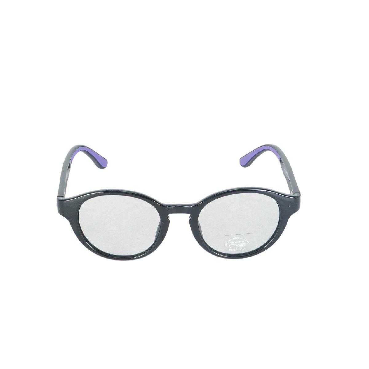 PABLO 調光レンズ サングラスタイマー / TYMER商品の特徴ELIOT(TY101)のボストンシェイプに比べレンズ上部にも丸みを持たせたラウンドタイプのニューフレーム。フレーム自体も細身に仕上げてエッジを抑えたプレーンな印象で男女問わず、スポーツ・ファッションにもコーディネートしやすいデザインノーズ幅も全モデル中一番Narrowに設定しているので鼻梁が高くない方にもフィットしやすいモデルです。調光レンズは紫外線の量により明るさが変わるレンズです。屋外などで強い紫外線が当たるとレンズは暗くなり、室内など紫外線が弱い場所では明るくなります。TYMERの調光レンズ(フォトクロミックレンズ)にはポリカーボネートが採用されています。ポリカーボネートの特徴はとにかく割れにくい(強度がアクリルの30倍以上)こと。そして割れたとしても飛散しにくいという特性があります。飛行機の窓ガラスにも使われるほど安全性が高いため、スポーツ用のメガネや、ゴーグルに使われることが多く、プラスチック素材の中で最高クラスの耐衝撃性です。素材レンズ：ポリカーボネート／フレーム：TR90、ニッケル合金／ノーズパット：TPR可視光透過率63％紫外線透過率1％対象ユニセックス付属品収納ケース、ソフトケース、ステッカー製造国中国サイズバリエーションレンズ幅4.9×ブリッジ幅2×テンプル長13.7cmシーズン2025年モデルfwnew