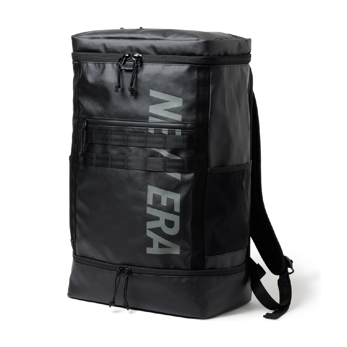 LARGE TPU GRP NELOGO ボックスパックニューエラ / NEW ERA商品の特徴収納力に優れたボックスシルエットが特徴。同型シリーズの中で最大サイズに位置づけられる「BoxPackLarge」。余分な隙間を生まない効率的な構造で、ボトムポケットには約30cmまでのシューズを収納可能。メイン収納の開口部を広めに設計し、両サイドに大型ポケットを配備。通勤・通学からスポーツシーンまで幅広くニーズを満たすモデル。内部には文房具や小物を細かく整理できる小型サイズのポケットを配備。両側に配置されたサイドポケットには500mlのペットボトルが収納可能。クッション性のあるコンパートメントを、内側にも配備。高いクッション性を持つインナーポケットは収納物の保護に適しており、ラップトップPCも収納可能。外側上部付属のループ部分には別売りの「CapClip」を装着可能。ボディ左下にフラッグロゴをレイアウト。素材ポリエステルサイズバリエーションW32×H55×D22cmシューズ収納有無有り製造国ベトナムシーズン2025年モデル