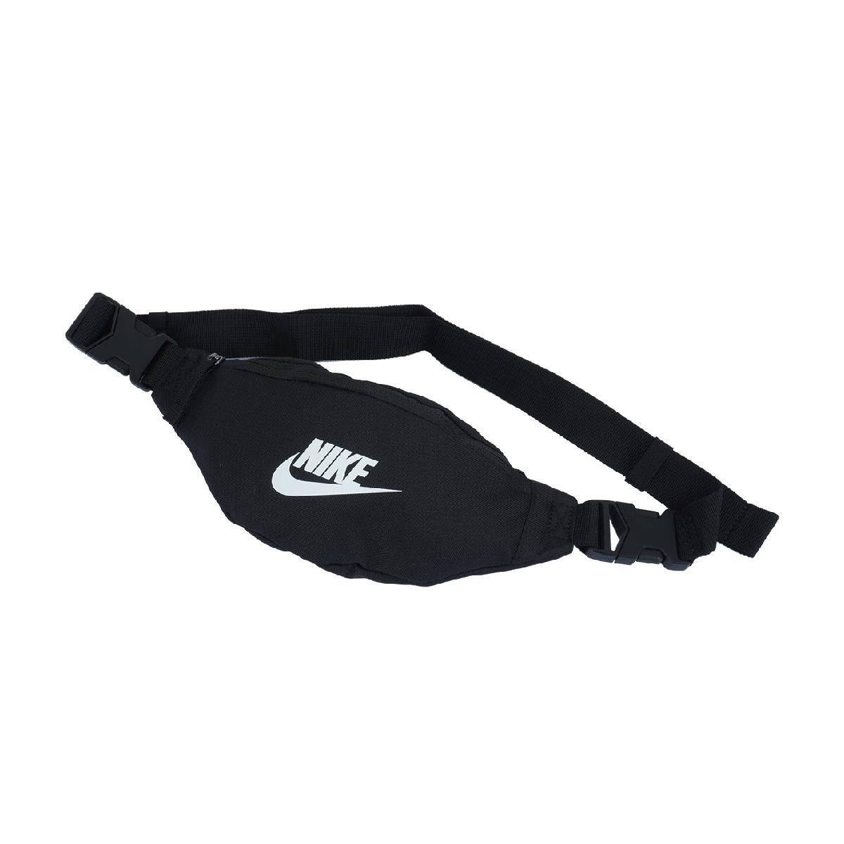 ヘリテージ S ウエストバッグナイキ / NIKE商品の特徴高性能なスタイリングアイテム。ナイキヘリテージウエストバッグなら、ポケットに収まらない小さな必需品の収納も可能です。内側のジッパー付き隠しポケットに整理して収納し、簡単に出し入れできます。 この商品には、リサイクルポリエステルを65％以上使用しています。素材本体・裏地：ポリエステルサイズバリエーション28×7×12cm、容量1L製造国【ブラック／ブラック／(ホワイト) 010】中国【ミッドナイトネイビー／ミッドナイトネイビー／(セイル) 410】ベトナムシーズン2021年モデル、2022年モデル(ミッドナイトネイビー／ミッドナイトネイビー／(セイル) 410)