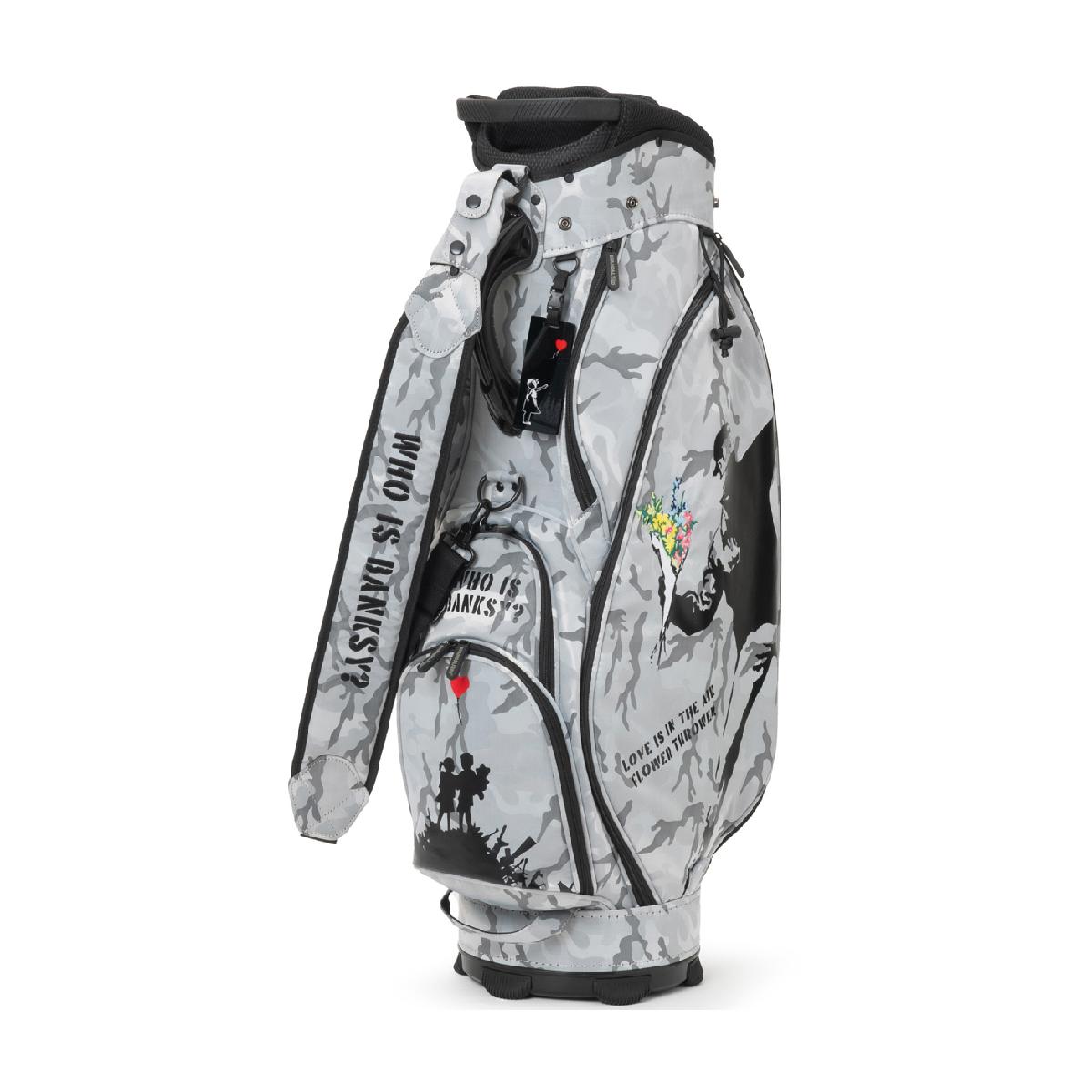 バンクシー キャディバッグその他メーカー / その他商品の特徴今世界で一番注目されている覆面アーティスト「バンクシー」の代表的なアートを使用したゴルフライン。アートが目立つシンプルなデザイン。型9型対応長さ46インチネームプレート有り(名入れサービス無し)口枠6分割セパレート3分割タイプカート素材ポリエステル重さ3.7kg対象ユニセックスシーズン2025年モデル製造国中国25fwacc