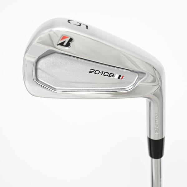 商品説明シャフトN.S.PRO MODUS3 TOUR 120ロフト24.5フレックスS左右右用長さ37.75重量(g)414±バランスD2.5±程度Cヘッドカバー無付属品無グリップ-グリップ程度やや汚れ在庫店舗ネット店セット内容6本:#5 #6 #7 #8 #9 PW備考商品の程度についてAメーカーフィルムで保護されていて使用痕跡が全く見られない状態Bバックフェース・シャフト・ソール・フェースに目立たない傷はあるが、全体的にきれいな状態Cバックフェース・シャフトソール・フェースに擦り傷・当たり傷など使用感のある傷が見られる状態Dバックフェース・シャフト・ソール・フェースに大きな擦り傷・当たり傷が見られる状態E全体的に汚く見える状態(使用に問題はございません)注意事項・注文手続き完了後の内容変更・キャンセル・交換・返品はお受けできません。あらかじめご了承ください。・ゴルフガレージ店頭でも販売しておりますので、タイミングによっては店頭完売によりご用意できない場合もございます。・重量・バランスについては弊社実測値です。・長さは、メーカーによって測定方法が異なるため、シャフト改造の痕跡が認められない場合、実測値が近似値であればメーカー公表値を表示しています。※アイアンセットの場合は、主に5番アイアンの長さを表示しています。中古 pricedown