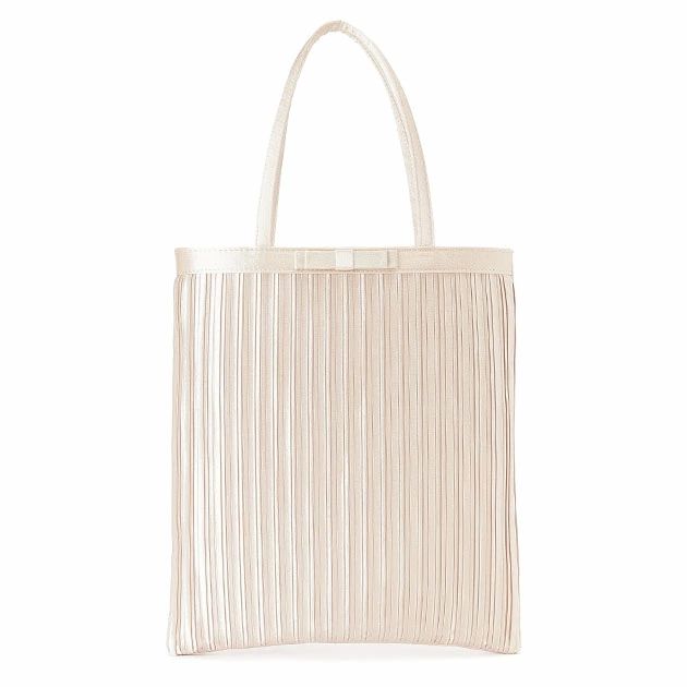 ⇒ 買い物ガイドはこちら光沢のあるサテン生地を使用した華やかなトートバッグ。リボンをアクセントにプリーツ加工を施し、エレガントな雰囲気に仕上げました。内側にはファスナーポケットがついており、バッグの中で迷子になりやすいものを収納できます。メインバッグとしてはもちろん、サブバッグとしてクラッチバッグと2個持ちするのもおすすめ。和洋どちらのスタイルにも合わせやすく、長財布やストール、ご祝儀袋などを入れておくのにも役立ちます。【F フリーサイズ】幅:26cm / 高さ:30.5cm / 持ち手:38.5cm / 重量(g):141g /ポリエステル100%身長160cm / 体重47kg / バスト80 / ウエスト61 / ヒップ89 / 骨格ウェーブMADE IN CHINA・撮影画像と実物の色合いが多少異なって見える場合がございます。・サイズは平置きでの採寸となりますので、測定方法によって多少の誤差が生じる場合がございます。・入荷・生産時期により、色味、サイズ、素材などが多少異なる場合がございます。・本製品は生産過程におきまして、生地を織る際の糸の継ぎ目や多少のほつれが生じることがあります。・お手頃な価格でご提供しているため、簡易包装となっており、保管・梱包時にシワが生じる場合がございます。・靴商品については、商品箱が破損している場合がございます。上記内容について、あらかじめご了承くださいますようお願い申し上げます。メタリック リボン付き 薄型 パーティ バッグ レディースバッグ トートバッグ 新登場! ブラック ベージュ