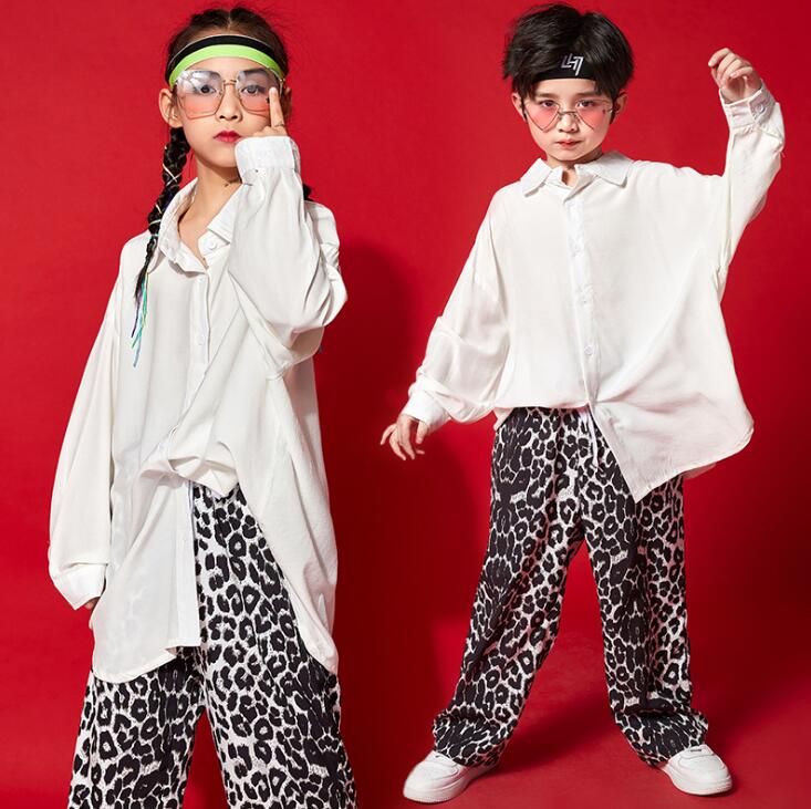 Rakuten - キッズ ダンス衣装 ジャズ ヒップホップ 子供服 韓国風 レオパード パンツ ヒョウ柄 舞台演出服 女の子 男の子 パンツセット 白シャツ ゆったり チアガール 豹柄 ステージ衣装 学生