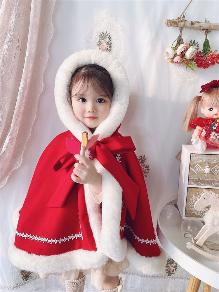 YLX TRADE楽天市場店の子供服 ケープ ベビークリスマス衣装 マント キッズ ふわふわ ポンチョ 子供 防寒 クリスマス服 女の子 サンタ風 コート 赤ちゃん かわいい 冬 アウター もこ 写真撮影 プレゼント｜アングル3