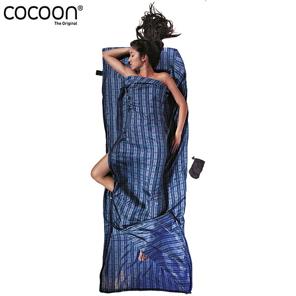 COCOON コクーントラベルシーツカップラーはカップラーは1人用としては勿論、2つのカップラーをジッパーで繋げることにより、2人用シーツとして使うことができるトラベルシーツです。 高品質なシルクは軽量で小さくたたむのに最適な生地です。シルク100%素材は肌触りが柔らかく、また透湿性があり、湿気を外に逃がし蒸れません。熱帯地方や暑いところで快適に使えます。また、寒冷地方での使用は、保温効果を発揮します。シルクは常に貴重な素材とされてきました。COCOONコクーンシルクライナーの心地よさを知ると、次の旅行でも必ず使いたくなるはずです。カップルはもちろん、ご家族での使用にもオススメです。 ※写真はメーカーからのイメージ写真兼商品写真となります。イメージ写真の光の加減等で若干お色の色加減が異なる場合もございます。ご了承下さい。 ■SPEC■ ・サイズ：220cm×83cm ・収納時サイズ：16cm×9cm ・重量：250g ・素材：シルク100％ コクーンとは 1989年創業のオーストリアDesign Salt社のCOCOONR （コクーン） はトラベルシーツやスリーピングバッグライナーを世に送り出し、世界中のバックパッカーや、登山家、冒険家が絶大な信頼を寄せるブランドです。 ※メーカーやモデル等によりサイズ感は異なります。サイズは目安としてお考えください。 ※写真の色と実際の商品の色は多少異なる場合がございます。 ※商品画像はメーカー提供のサンプル画像です。 製品仕様・デザインは改良のため予告なく変更される場合がありますのでご了承ください。 正規品 未使用新品 当店のブランド商品は全て本物です。安心してショッピングをお楽しみください。