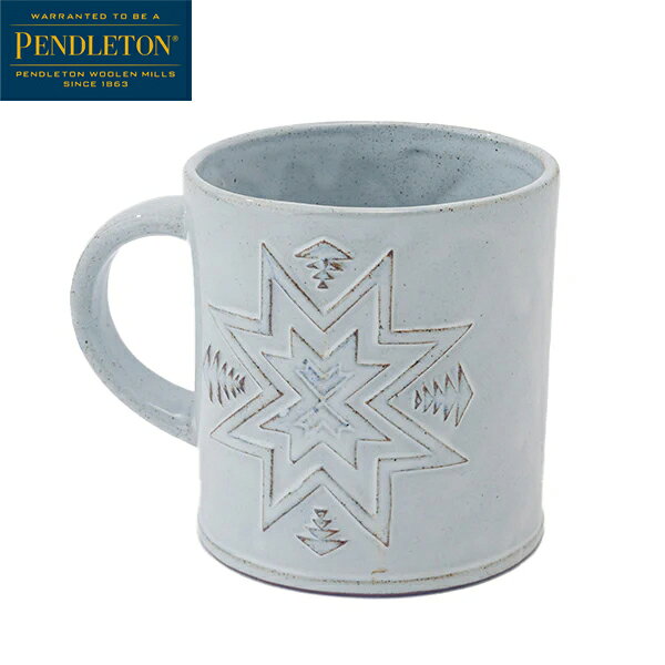 19800353　/　ストーンウェアマグ　/　プレインスタークリーム PENDLETON ペンドルトン ストーンウェアマグ はペンドルトンのネイティブデザインと日本の焼きもの文化が融合した、瀬戸焼のマグカップです。 愛知県瀬戸市の名窯「かしわ窯」によってひとつひとつ丁寧に成形されたマグカップは、控えめながらも力強い存在感を放ちます。 完成までに三度の型取りを経る手間のかかる鋳込み製法には、熟練の職人技が注ぎ込まれています。その中で使われる独自の「土」は柔らかく、時間の経過とともにわずかに歪みます。その歪みが、まるでフリーハンドで描いた線のような温もりを与え、マグ全体に特別な表情を宿すのです。さらに、釉薬はあえて焼きムラが出るように設計されており、炎のあたり方によって仕上がりはひとつひとつ異なります。マットで柔らかな手触り、中間色の深みある色合い。赤土と釉薬の相性が生むこの“揺らぎ”と、ペンドルトンの伝統的なデザインが絶妙に調和し、唯一無二の佇まいに仕上がります。 自然の中で淹れたコーヒーを味わう至福の瞬間も、忙しい日常のブレイクタイムに静けさを取り戻すひとときも。大量生産品では決して味わえない、手仕事だからこその温もりと特別感が、あなたの時間にそっと寄り添います。 ●特徴 ・オーブン、電子レンジ、食器洗い乾燥機使用可 ●注意 ・土の性質などの都合でピンホール（小さな釉薬のへこみ）やざらつき、黒や褐色等の点々が出ることがあります。また、商品によっては釉薬の色のばらつきが出たり、釉薬のムラや釉垂れが出たりすることがあります。 化粧土の商品で、化粧土が濃く溜まったところに小さな亀裂が入ることがあったり（本体にヒビがはいっているわけではありません）、色の濃い化粧土の場合、透明釉が溜まる部分が白く変化していることがあります。また、白化粧土では「御本手（ごほんで）」と呼ばれる桃色の斑紋が出る場合があります。 どの点もご使用には差し支えありませんので、ご安心してご使用ください。 ひとつひとつ手で仕上げた風合いとしてご理解くださいますようお願いいたします。 ■SPEC■ ・サイズ：9φcm×10cm ・容量：240ml ・素材：器 PENDLETONとは 1909年オレゴン州ペンドルトンの町に自社紡績工場を創業し、ネイティブアメリカン向けのトレーディングブランケットの生産を開始しました。ウールブランケットやシャツに代表されるPENDLETON（ペンドルトン）ブランドはアメリカの良心と呼ばれています。PENDLETON（ペンドルトン）の全ての商品に縫い付けられた織りネーム。ここには「WARRANTED TO BE A PENDLETON(ペンドルトン製品であることを保証する)」と書かれています。 ※メーカーやモデル等によりサイズ感は異なります。サイズは目安としてお考えください。 ※写真の色と実際の商品の色は多少異なる場合がございます。 ※商品画像はメーカー提供のサンプル画像です。 製品仕様・デザインは改良のため予告なく変更される場合がありますのでご了承ください。 正規品 未使用新品 当店のブランド商品は全て本物です。安心してショッピングをお楽しみください。