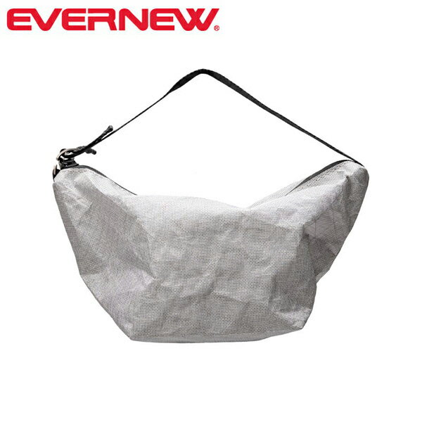 UW/Strage Bag Small品番：EBY741エコパックのウルトラウィーブを使用した軽くて丈夫なストレージバッグ。チタン製のGフックが付いたストラップでコンプレッション出来るのが特徴です。大きく開く開口部は入れやすさのため、入れた後はコンプレッションで小さくまとまります。クッカーを入れるも良しアイゼンを入れるも良し。素敵な見た目を存分に楽しんでください。サイズ：125×240×110mm質量：29g素材：ECOPACK ULTRA weave 100D生産国：日本 EVERNEW/エバニューとは エバニュー・プロダクツの世界観 「EVERNEW」とは「いつも新しいなにかを追い求める」というブランドの姿勢を示したオリジナルの造語で、創業者の岩井新蔵によって命名。 1923（大正12）年、前身である「増新商店」が金属製運動用具製造販売卸として東京都台東区蔵前に創業し、1965（昭和40）年に現在の「エバニュー」と改称。 創業から現在にいたるまで、エバニューは日本の山に合った、日本人のための登山道具をつくり続けています。 エバニューでは「質実剛健であること」にこだわっております。 そこには、過酷なアウトドアにおいてユーザーのみなさまに安心してわたしたちの道具を使っていただきたい、という願いがこめられております。 それを支えるのは、長年にわたる伝統と技術、日本の自然を愛する眼差し、そして創業当時から変わらない「いつも新しいなにかを追い求める」情熱です。 ※メーカーやモデル等によりサイズ感は異なります。サイズは目安としてお考えください。 ※写真の色と実際の商品の色は多少異なる場合がございます。 ※商品画像はメーカー提供のサンプル画像です。 製品仕様・デザインは改良のため予告なく変更される場合がありますのでご了承ください。 正規品 未使用新品 当店のブランド商品は全て本物です。安心してショッピングをお楽しみください。