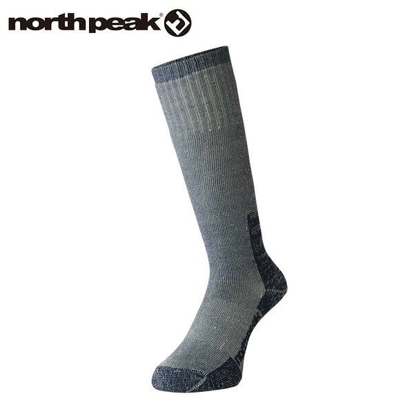 メリノウールソックス MERINO WOOL SOCKS 軽く柔らかな肌触りで保温性、吸湿速乾性に優れた高品質メリノウールを使用。 ■SIZE サイズ：23-25cm / 25-27cm ■SPEC 素材：毛、ナイロン、ポリエステル、ポリウレタン 原産国：中国 north peak（ノースピーク）とは 衝撃吸収力、可動性、デザイン性、ファブリックすべてに真摯な姿勢を貫くnorth peakのプロテクターは、ビギナーからエキスパートまであらゆるスノーボーダーにとってのマストアイテムです。 north peakは、その技術力とアイデアを活かし機能性ソックス、スノーグローブ、ゴーグルなども展開。 トータルアクセサリーブランドへと成長を遂げています。 ※メーカーやモデル等によりサイズ感は異なります。サイズは目安としてお考えください。 ※写真の色と実際の商品の色は多少異なる場合がございます。 ※商品画像はメーカー提供のサンプル画像です。 製品仕様・デザインは改良のため予告なく変更される場合がありますのでご了承ください。 正規品 未使用新品 当店のブランド商品は全て本物です。安心してショッピングをお楽しみください。