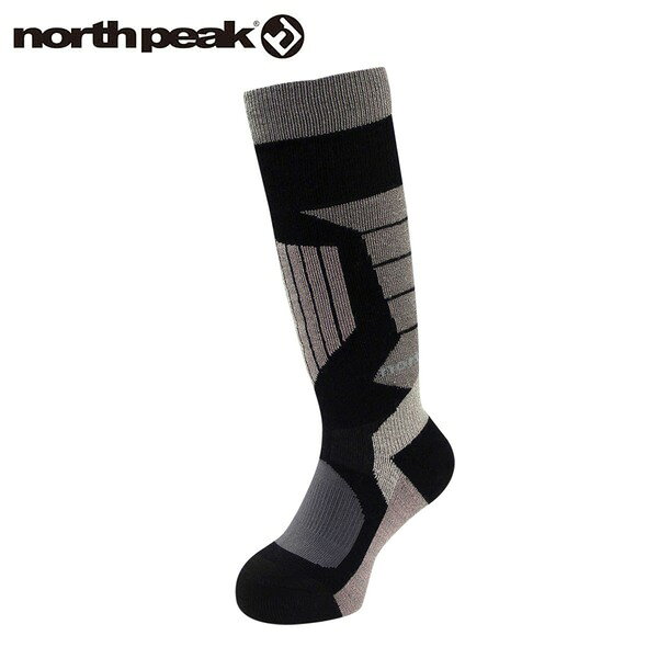 ジュニアソックス JUNIOR SOCKS スノーボード、スキーをはじめ、様々なスポーツにも使えるソックス。 メリノウール約41%使用。 ロング丈で安心。 ふんわりパイルが膝下までしっかりカバー。 ■SIZE サイズ：16-18cm / 19-21cm ■SPEC 素材：毛(メリノウール)、アクリル、ポリウレタン、ポリエステル 原産国：中国 north peak（ノースピーク）とは 衝撃吸収力、可動性、デザイン性、ファブリックすべてに真摯な姿勢を貫くnorth peakのプロテクターは、ビギナーからエキスパートまであらゆるスノーボーダーにとってのマストアイテムです。 north peakは、その技術力とアイデアを活かし機能性ソックス、スノーグローブ、ゴーグルなども展開。 トータルアクセサリーブランドへと成長を遂げています。 ※メーカーやモデル等によりサイズ感は異なります。サイズは目安としてお考えください。 ※写真の色と実際の商品の色は多少異なる場合がございます。 ※商品画像はメーカー提供のサンプル画像です。 製品仕様・デザインは改良のため予告なく変更される場合がありますのでご了承ください。 正規品 未使用新品 当店のブランド商品は全て本物です。安心してショッピングをお楽しみください。
