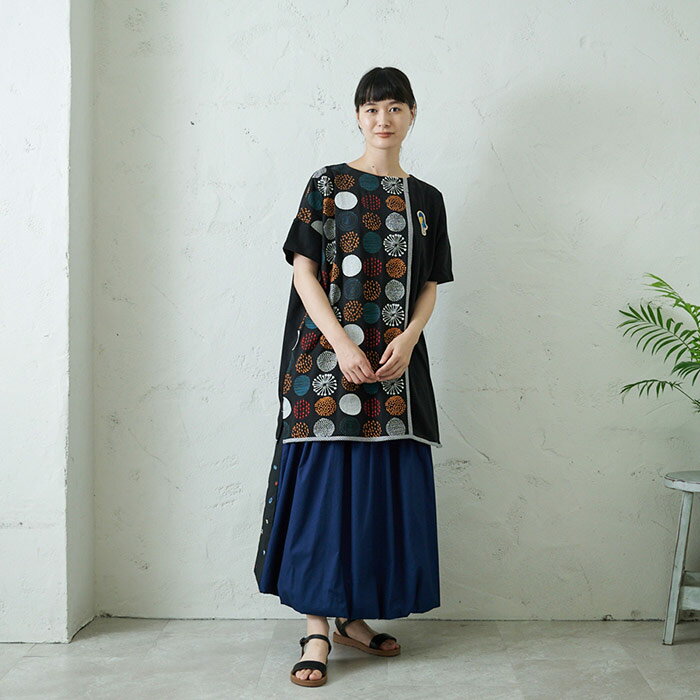 ハシビロコウのいるチュニック レディース トップス 半袖 大人の ナチュラル カジュアル イマゴ 刺繍 ブローチ付き かわいい