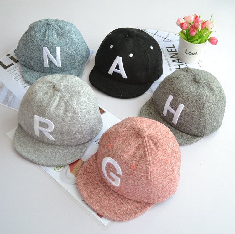 送料無料 子供用キャップ 帽子 野球帽 ぼうし CAP キッズ ベビー 英字刺繍 アルファベットロゴ 日焼け予防 日よけ 熱中症対策 UV対策 紫外線対策 シンプル お出かけ 外出 女の子 男の子 女児 男児 児童 幼児 子ども用 こども用のサムネイル