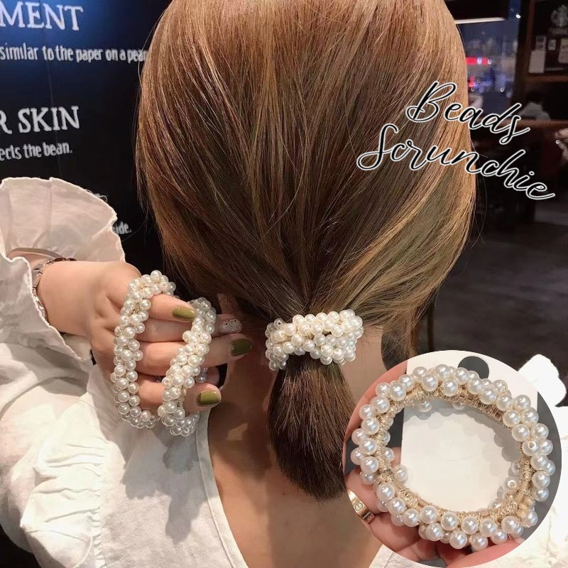 フェイクパールのビーズをふんだんにあしらったゴージャスなヘアゴム。 主張しすぎないビーズが派手になりすぎず、大人上品な装いに仕上げてくれます。 ※1本ずつの販売です。