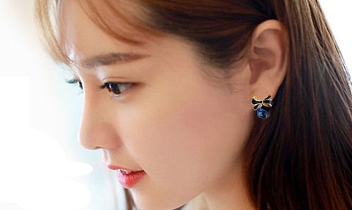 スタッドピアス イヤリング レディース 女性用 アクセサリー リボン キューブ 立方体 箱 リボンモチーフ かわいい 大人可愛い キュート ゴールドカラー おしゃれ カジュアル 耳飾り 普段使い 婦人 ファッション小物 プレゼント 贈り物 ギフト 誕生日 記念日 お出かけ デートの商品画像 3