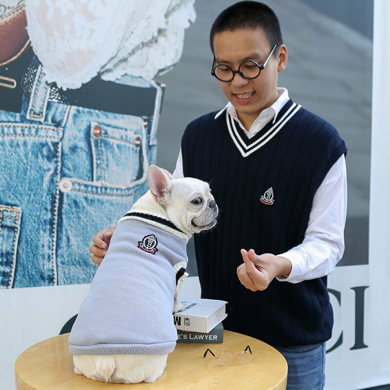 送料無料 ペット用セーター 犬用セーター ペットウェア ドッグウェア 犬服 ペット服 小型犬 中型犬 猫 ネコ ペットグッズ ノースリーブ 袖なし 裾リブ 裏起毛 ハイネック ワッペン ブレザー風 制服風 グレー ワインレッド ダークグリーン かわいい キュート カジュアル 防寒 geki-pla-10009014 激安プラネット サンプル画像3