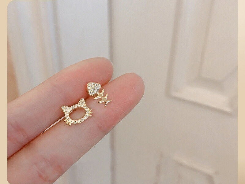 激安プラネットの送料無料 スタッドピアス アシンメトリー レディース アクセサリー ネコ 猫 キャット ねこ プチピアス ミニ 小さめ キラキラ 耳飾り 女性用 左右非対称 魚 サカナ おしゃれ かわいい ギフト プレゼント 贈り物 カジュアル デイリー 普段使い｜アングル3
