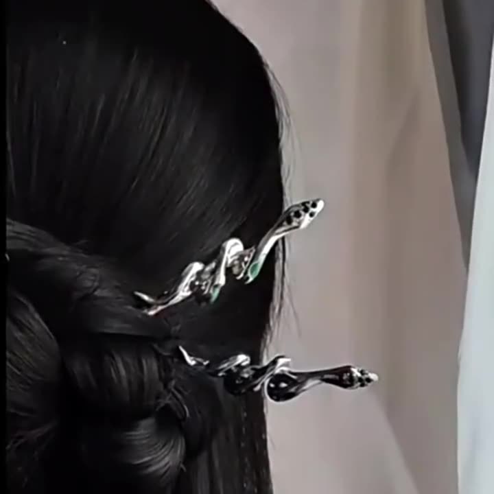 送料無料 簪 かんざし レディース 女性 ヘアアクセサリー 蛇 ヘビ 動物 アニマル シルバーカラー ブラック シック クール かっこいい ユニーク おしゃれ ファッション小物の商品画像 2