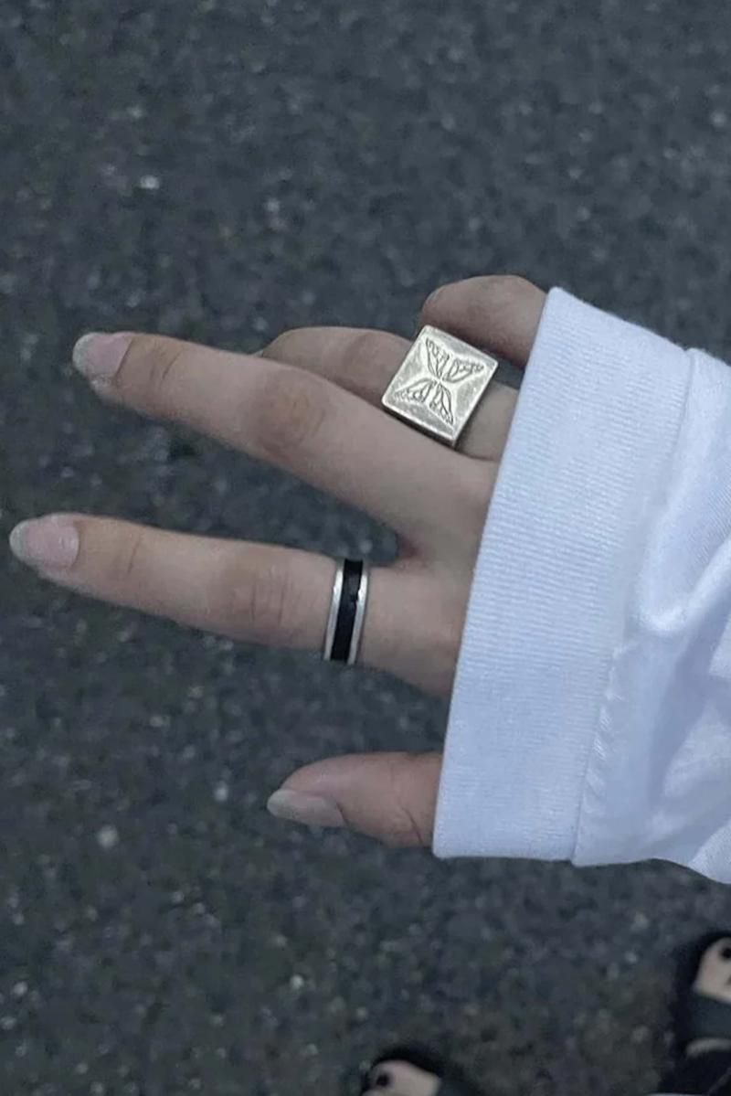 gibous(M{X) Butterfly signet ring