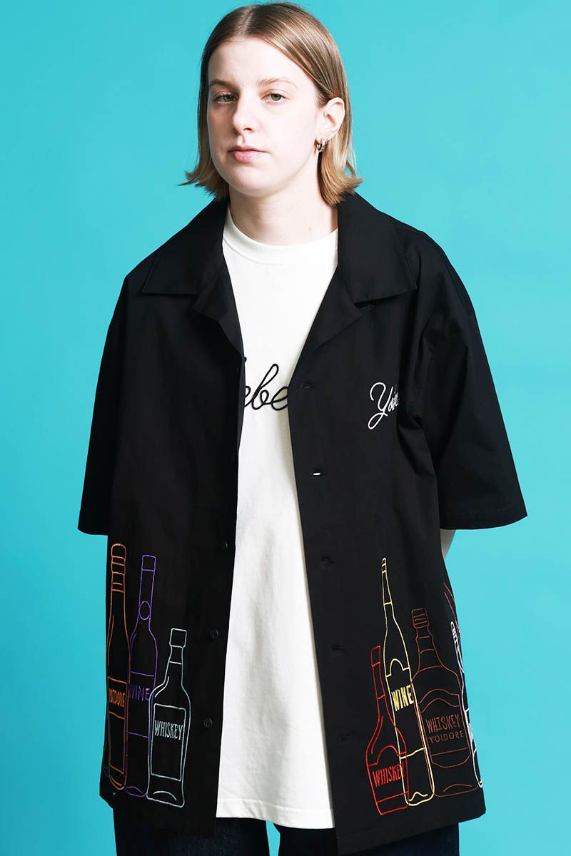 YOIDORE(ヨイドレ) 酒ボトル刺繍シャツ - Black