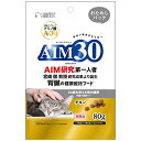 商品情報 商品の説明 商品紹介 AIMの働きを助けるアミノ酸「A-30」*1を配合した猫の健康維持をサポートする総合栄養食です。 室内で過ごす18歳以上のシニア猫の健康に配慮し低脂肪に調整*2。下部尿路の健康維持をためマグネシウム、リン、カルシウムを調整し*3、食物繊維の配合により体内の毛玉をを無理なく排出します。オメガ3脂肪酸を含んだアマニが皮膚被毛の健康をサポートし、健康を維持する事で免疫をサポートするアガリクスや抗酸化成分があるセサミンを配合しています。 (*1 「A-30」は宮崎徹教授のAIM研究の成果を基に開発されたアミノ酸です。) (*2室内成猫用比 95%) (*3 マグネシウム約0.085%、リン約0.9%、カルシウム約1.0%腎臓の健康維持に配慮し、ナトリウムの含有量を調整 標準0.37%) さらに5つの健康サポート ■毛玉 おからに含まれる食物繊維の力で毛玉の自然な排出をサポート ■おなか おなかの健康をサポートする乳酸菌を配合 ■下部尿路 猫の下部尿路の健康維持に配慮したマグネシウム設計 ■免疫力 アガリクス、セサミン配合で健康維持により免疫力を保ちます ■皮膚被毛 皮膚・被毛の健康維持の為にオメガ3を含んだローストアマニを配合 原材料・成分 【原材料】 トウモロコシ、グルテンミール、チキン、ビーフ、ポーク、動物性油脂、小麦粉、フィッシュエキス、ローストアマニ、食物繊維、植物性油脂、酵母、チキンレバーパウダー、おからパウダー、まぐろ・かつお削りぶしパウダー、乳酸菌、アガリクス、クランベリー、セサミン、ミネラル類(P、Na、Cl、Ca、K、Zn、Fe、Cu、Co、Mn、I)、アミノ酸類(シスチン、メチオニン、タウリン)、ビタミン類(A、B1、B2、B6、B12、C、D3、E、K3、コリン、ニコチン酸、パントテン酸、ビオチン、葉酸)、調味料、酸化防止剤(ミックストコフェロール、ハーブ抽出物) 【保証成分】 たん白質28.5％以上、脂質10.0％以上、粗繊維4.0％以上、灰分9.0％以下、水分10.0％以下 【エネルギー】 315kcal/100g 使用方法 1-2kg：20~32g、2-3kg：32~42g、3-4：42~51g、4-5：51~59g、5-6kg：59~67g、6-7kg：67~74g 主な仕様 愛猫の健康寿命を保つ！