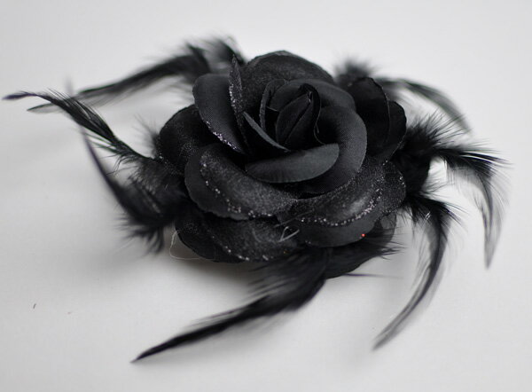 コサージュ ブラック 黒 羽つき ゴージャス 結婚式 入学式 卒業式 謝恩会 式典 パーティー 髪飾り レース ベロア 安全ピン クリップ ダリア 大きめ 華や...
