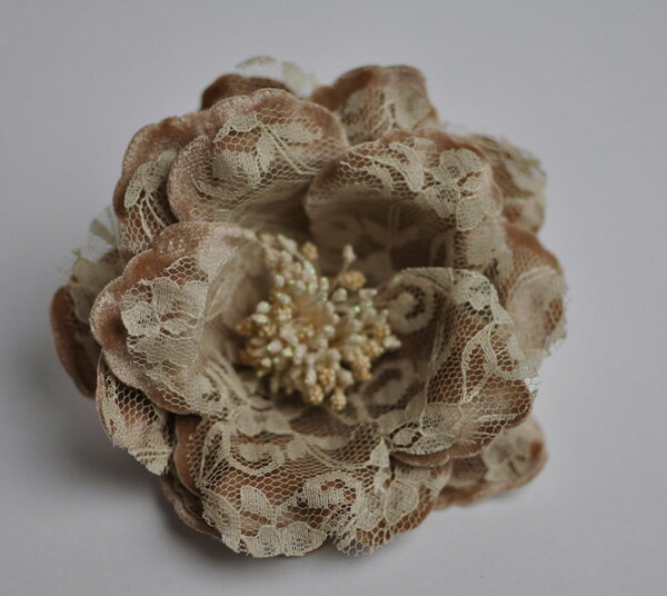 コサージュ ドレスアップ ベージュ 結婚式 入学式 卒業式 謝恩会 式典 パーティー 髪飾り レース ベロア 安全ピン クリップ ダリア 大きめ 華やか フォー...