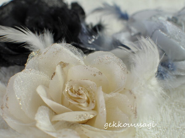 コサージュ ラメ羽付き 同梱可能 即納 ローズ 薔薇 コサージュ 黒 シルバー ベージュ ヘアクリップ付 結婚式 二次会 卒業式 入学式 発表会 ステージ 衣装...