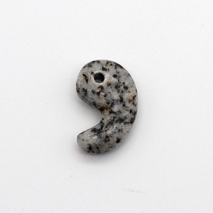 【日本の石】 鞍馬石 勾玉 小 京都府 天然石 パワーストーン レディース メンズ 三種の神器 八尺瓊勾玉 カワセミ かわせみ