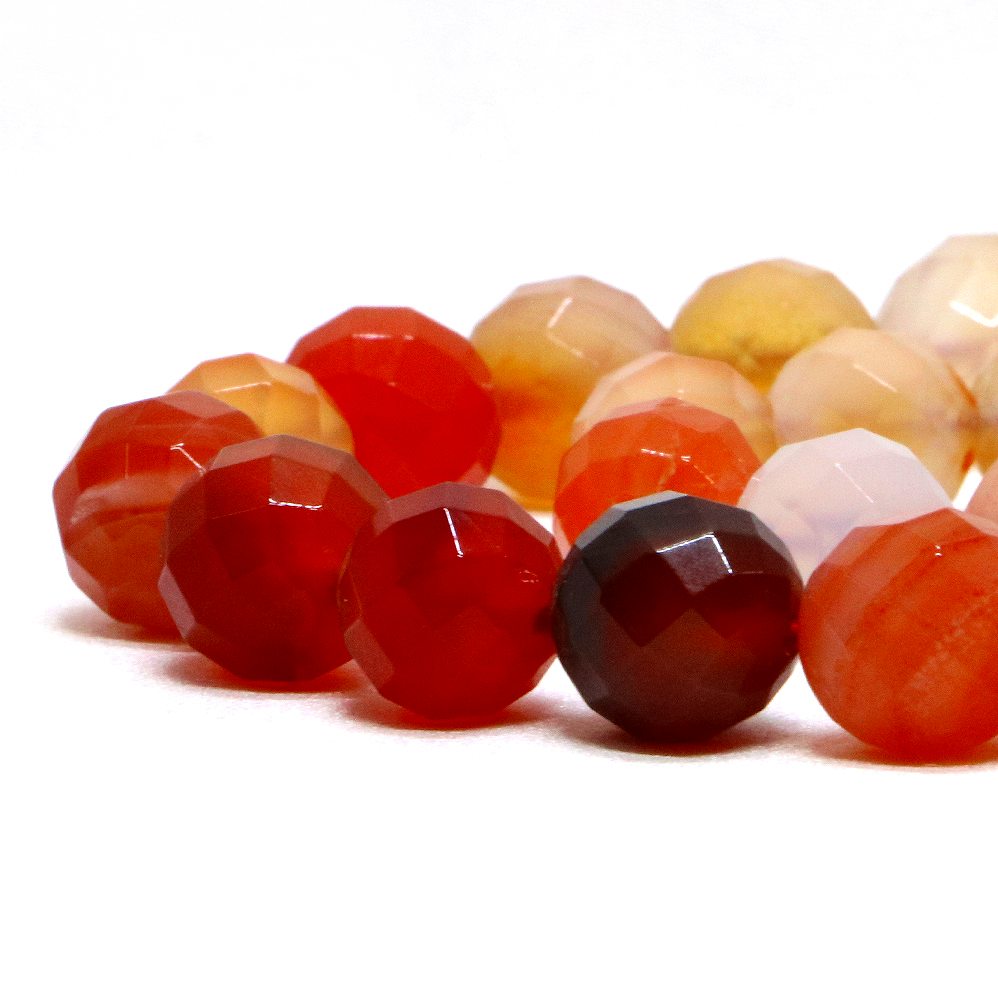 【ビーズサイズ】10mm 【形】カット 【連の長さ】約38〜40cm ※ビーズサイズは0.5mm前後の誤差がある場合がございます 【商品説明】 カーネリアンはカルセドニーの一種で赤味のあるものをいいます 和名では玉髄(ぎょくずい)といいます...