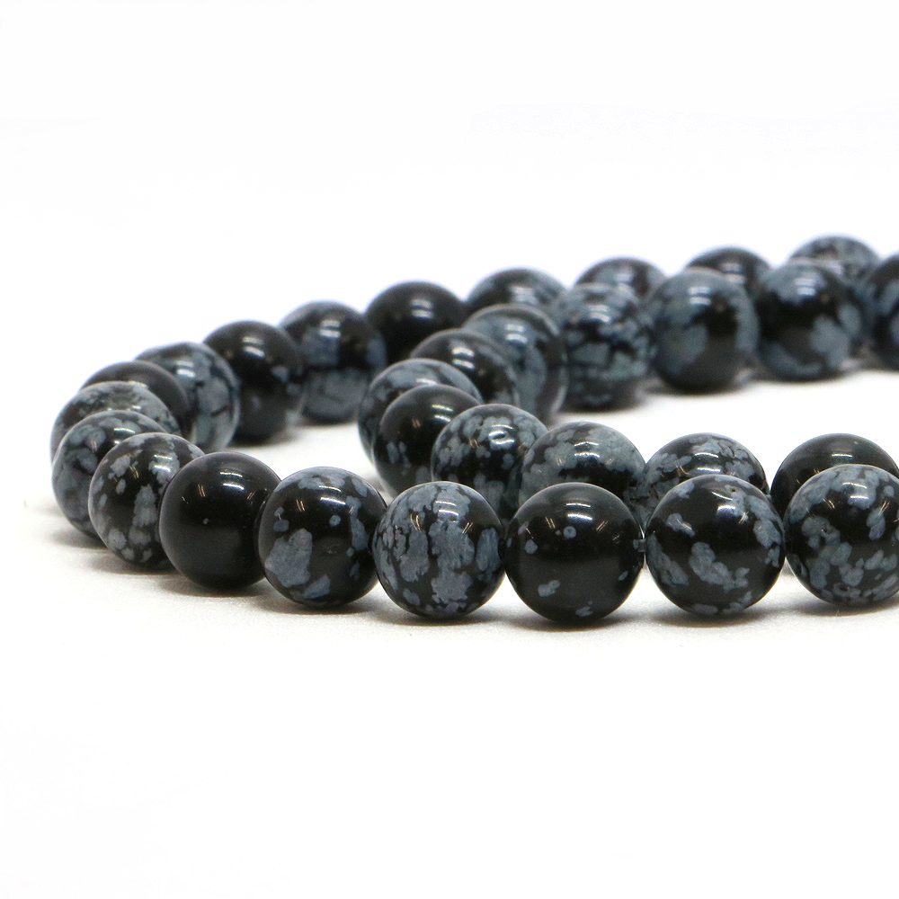 【ビーズサイズ】8mm 【形】丸玉 【連の長さ】約38〜40cm ※ビーズサイズは0.5mm前後の誤差がある場合がございます 【商品説明】 スノーフレークオブシディアンは、黒地に白っぽい斑点模様が雪の結晶のように見えることからその名がついた天然石です オブシディアンは、和名を「黒曜石(こくようせき）」といいます 火山活動により酸性の溶岩が急激に冷えてできた天然ガラスとなります 色合いは黒がベースとなり、白い斑点のスノーフレイクオブジディアン 光の角度によって虹色の見えるレインボーオブジディアン 金色にシラー効果がみられるゴールデンオブジディアンなどがあります 原産地はアメリカ、ニュージーランド、メキシコ、カナダなどが主な原産地となります スノーフレークオブジディアンはユニークな模様からアクセサリーとしても人気の高い天然石です お好みの天然石を使ってあなただけのオリジナルアクセサリーを作ってみませんか？ ＊こちらの商品はビーズが連なった1連（1本）の商品となります 【パワーストーン】 オブジディアンは眠っていた才能を開花させ、積極性が発揮されるよう導いてくれるといわれます 守護石として「厄除け・魔除けのお守り」としてパワーを発揮してくれるといわれています 【配送につきまして】 ●メール便：送料250円（お買い物合計金額3,000円以上で1通分送料無料） ・ヤマト運輸ネコポスでのお届けとなります ・宅配便同様のお届け日数（翌日〜3日程度での配達）＊一部地域を除く ・ご自宅のポストへのお届けとなります（ご登録のお名前がポストへ記載があることをご確認お願い致します） ・大きさ（上限A4サイズ）：縦31.2cm、横22.8cm、厚さ2.5cm、重さ1kg以内 ※後払い（商品到着後コンビニなどでのお支払い）はご利用頂けます ※代引き決済はできません ※配送日時指定不可 ※発送後の住所変更はできませんので予めご注意ください ※商品紛失などの補償は基本的にございません ●宅配便：送料は配達地域によって異なります（お買い物合計金額3,980円以上で送料無料） ・佐川急便でのお届けとなります ・ドライバーによる手渡しでのお届け ・代引き決済はドライバーへ代金のお支払が可能となります （代引き手数料330円） ・配送日時指定可能 ※初回お届けより1週間以上お受け取りになられない場合は持ち戻りとなり返送となります 返送による送料は運送会社の定価送料を実費ご負担いただくことになりますので 予めご注意くださいますようお願い申し上げます ※当店の判断で日本郵便（レターパック）で発送させていただく場合もございます 予めご了承のほどお願い申し上げます