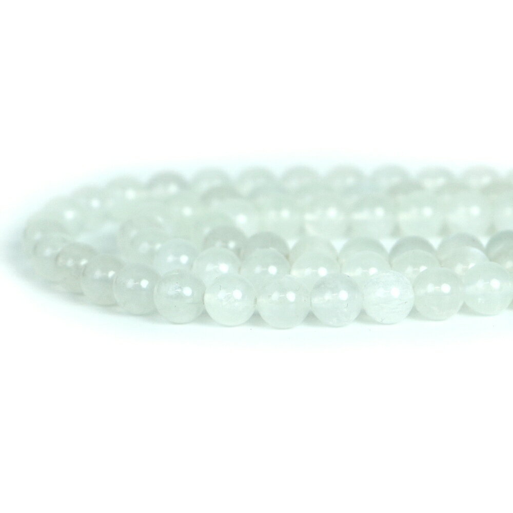 【ビーズサイズ】6〜7mm 【形】丸玉 【連の長さ】約38〜40cm ※ビーズサイズは0.5mm前後の誤差がある場合がございます 【商品説明】 ムーンストーンは長石（ちょうせき）ヘルドスパーという鉱物のグループになります 長石は長い形の結晶からつけられた和名となります ちなみに英名のヘルドスパーの由来はドイツ語の「フェルトシュパート（畑の石）」から来ているといわれております 長石は含有する成分によっても多く分類され、カリウムを含む「カリ長石」、ナトリウムを含む「曹長石」、カルシウムを含む「灰長石」などがあります 長石の同じグループの天然石にはラブラドライト、サンストーン、アマゾナイトなどがあります ムーンストーンは和名では月長石（げっちょうせき）といいます 主な産出国はブラジル、インド、マダガスカル、スリランカ、タンザニアなどとなります ムーンストーンの特徴の一つで「シラー効果」といい見る角度によってギラリと光り輝く現象があります またカラーバリエーションも多くホワイト、オレンジ、グレーなどがあります 品質の高いものは澄んだ透明感があり青く輝きを放つ「ロイヤルブルームーンストーン」などもあります ムーンストーンは常にストーンアクセサリーの中ではセンターポジションをキープしている天然石といえるでしょう お好みの天然石を使ってあなただけのオリジナルアクセサリーを作ってみませんか？ ＊こちらの商品はビーズが連なった1連（1本）の商品となります 【パワーストーン】 6月の誕生石ムーンストーン 月の光が閉じ込められた石といわれ、古代インドでは「聖なる石」として身に着けていたといわれます 自身の潜在能力を引き出し予知能力を鋭くし危険から身を守る護符としても良いといわれています また中世ヨーロッパでは恋人達が互いにムーンストーンを贈り、愛を深める風習があったともいわれます 「恋愛成就」のお守り石としてもよいでしょう 【配送につきまして】 ●メール便：送料250円（お買い物合計金額3,000円以上で1通分送料無料） ・ヤマト運輸ネコポスでのお届けとなります ・宅配便同様のお届け日数（翌日〜3日程度での配達）＊一部地域を除く ・ご自宅のポストへのお届けとなります（ご登録のお名前がポストへ記載があることをご確認お願い致します） ・大きさ（上限A4サイズ）：縦31.2cm、横22.8cm、厚さ2.5cm、重さ1kg以内 ※後払い（商品到着後コンビニなどでのお支払い）はご利用頂けます ※代引き決済はできません ※配送日時指定不可 ※発送後の住所変更はできませんので予めご注意ください ※商品紛失などの補償は基本的にございません ●宅配便：送料は配達地域によって異なります（お買い物合計金額3,980円以上で送料無料） ・佐川急便でのお届けとなります ・ドライバーによる手渡しでのお届け ・代引き決済はドライバーへ代金のお支払が可能となります （代引き手数料330円） ・配送日時指定可能 ※初回お届けより1週間以上お受け取りになられない場合は持ち戻りとなり返送となります 返送による送料は運送会社の定価送料を実費ご負担いただくことになりますので 予めご注意くださいますようお願い申し上げます ※当店の判断で日本郵便（レターパック）で発送させていただく場合もございます 予めご了承のほどお願い申し上げます