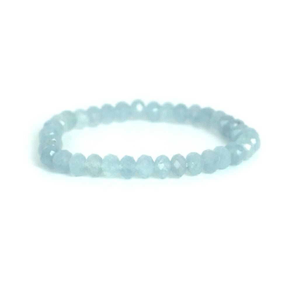 【ビーズサイズ】4×6mm 【腕回りサイズ】ご自身の腕回りサイズを計測いただき、ブレスレットサイズ（内径）からお選びください ＊ブレスレットサイズ（内径）は腕回りサイズ+1cmがおすすめのサイズとなります 【形】ボタンカット ＊ビーズサイズは0.5mm前後の誤差がある場合がございます 【商品説明】 アクアマリンの単連ブレスレットになります アクアマリンはエメラルドと同じベリル系の天然石でブルーやグリーンの色合いのものをアクアマリンといいます うっすら透明のモノからミルキー色のものまで様々です 爽やかな色合いのアクアマリンは他の天然石とも相性がよくアクセサリーとして人気の高い天然石となります ※商品ページ画像最後の2枚は当店取り扱いのビーズとなります ご注文後当店作成担当スタッフがビーズよりブレスレットを作成させていただきます （不良品以外の返品交換はお受けできませんので予めご了承の程お願いいたします） 【パワーストーンとして】 その名の通りアクアマリンは穏やかな海を連想させてくれる天然石です ギリシア神話の中では、海が荒れたとき、海の精の宝物が浜辺に打ち上げられた宝石だと伝えられてるそうです アクアマリンは3月の誕生石でもあり、「天使の石」ともいわれ「幸せな結婚がしたい・仲直りしたい」方にオススメです 【配送につきまして】 ●メール便：送料250円（お買い物合計金額3,000円以上で1通分送料無料） ・ヤマト運輸ネコポスでのお届けとなります ・宅配便同様のお届け日数（翌日〜3日程度での配達）＊一部地域を除く ・ご自宅のポストへのお届けとなります（ご登録のお名前がポストへ記載があることをご確認お願い致します） ・大きさ（上限A4サイズ）：縦31.2cm、横22.8cm、厚さ2.5cm、重さ1kg以内 ※後払い（商品到着後コンビニなどでのお支払い）はご利用頂けます ※代引き決済はできません ※配送日時指定不可 ※発送後の住所変更はできませんので予めご注意ください ※商品紛失などの補償は基本的にございません ●宅配便：送料は配達地域によって異なります（お買い物合計金額3,980円以上で送料無料） ・佐川急便でのお届けとなります ・ドライバーによる手渡しでのお届け ・代引き決済はドライバーへ代金のお支払が可能となります （代引き手数料330円） ・配送日時指定可能 ※初回お届けより1週間以上お受け取りになられない場合は持ち戻りとなり返送となります 返送による送料は運送会社の定価送料を実費ご負担いただくことになりますので 予めご注意くださいますようお願い申し上げます ※当店の判断で日本郵便（レターパック）で発送させていただく場合もございます 予めご了承のほどお願い申し上げます　