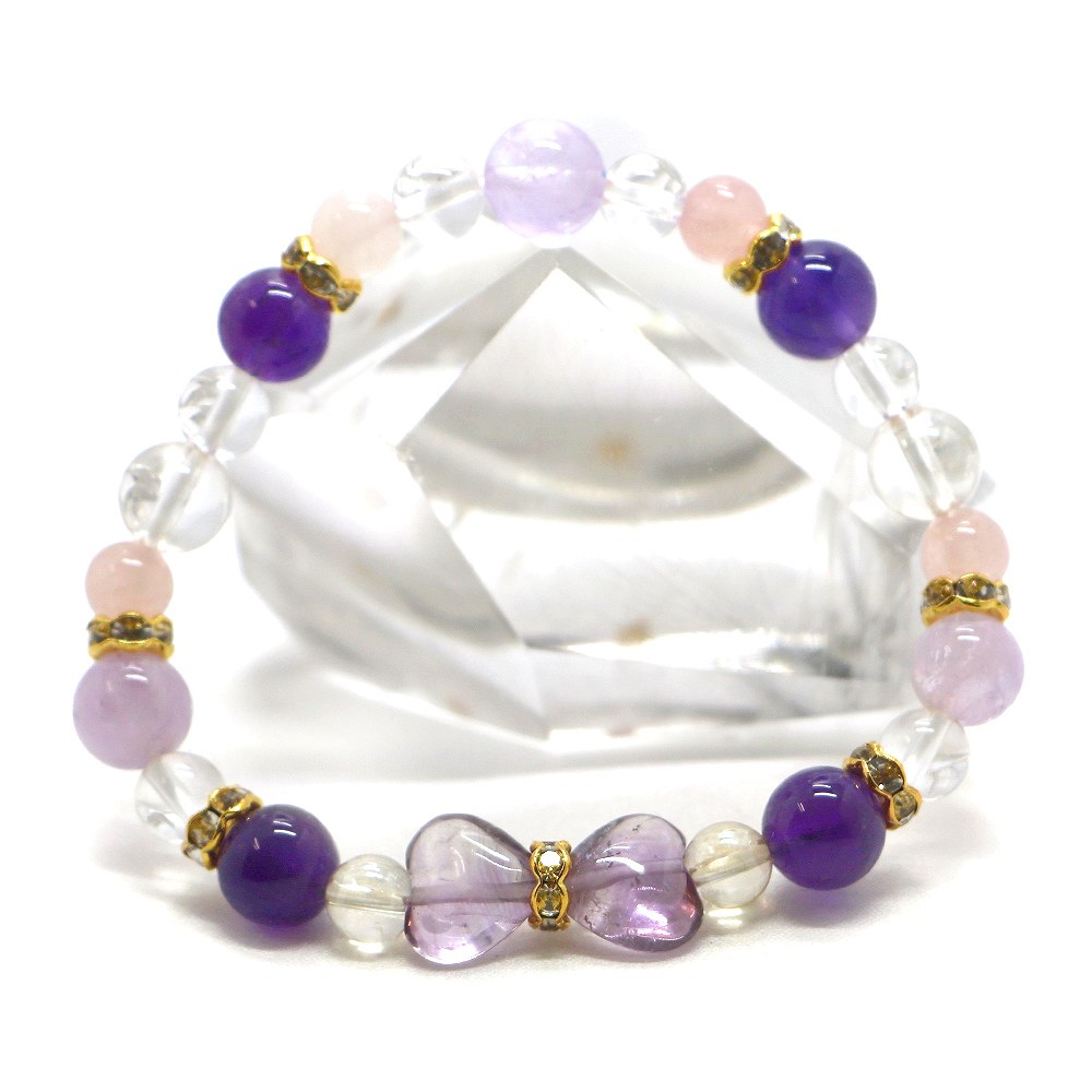 ◆玉サイズ（約） アメジストハート：10mm アメジストラベンダーアメジスト：8mm ゴールデンオーラ：8mm6mm ローズクォーツ水晶：6mm ロンデル：ゴールド×クリア波型6mm ◆腕回りサイズは約15cmとなります。 ふたつのハートが重なったリボンモチーフのオリジナルデザインブレスレットです。 真実の愛と絆を深め、心身を癒し、ストレスを和らげるといわれています。 【配送につきまして】 ●メール便：送料250円（お買い物合計金額3,000円以上で1通分送料無料） ・ヤマト運輸ネコポスでのお届けとなります ・宅配便同様のお届け日数（翌日〜3日程度での配達）＊一部地域を除く ・ご自宅のポストへのお届けとなります（ご登録のお名前がポストへ記載があることをご確認お願い致します） ・大きさ（上限A4サイズ）：縦31.2cm、横22.8cm、厚さ2.5cm、重さ1kg以内 ※後払い（商品到着後コンビニなどでのお支払い）はご利用頂けます ※代引き決済はできません ※配送日時指定不可 ※発送後の住所変更はできませんので予めご注意ください ※商品紛失などの補償は基本的にございません ●宅配便：送料は配達地域によって異なります（お買い物合計金額3,980円以上で送料無料） ・佐川急便でのお届けとなります ・ドライバーによる手渡しでのお届け ・代引き決済はドライバーへ代金のお支払が可能となります （代引き手数料330円） ・配送日時指定可能 ※初回お届けより1週間以上お受け取りになられない場合は持ち戻りとなり返送となります 返送による送料は運送会社の定価送料を実費ご負担いただくことになりますので 予めご注意くださいますようお願い申し上げます ※当店の判断で日本郵便（レターパック）で発送させていただく場合もございます 予めご了承のほどお願い申し上げます　