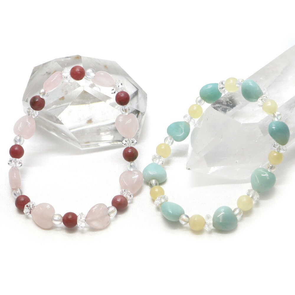 ◆玉サイズ（約） （Aタイプ） ローズクォーツハート：約10mm ピーモンタイト：約6mm アクアオーラ：約4mm 水晶ボタンカット：約3×6mm （Bタイプ） アマゾナイトハート：約10mm イエローカルサイト：約6mm アクアオーラ：約4mm 水晶ボタンカット：約3×6mm ◆ブレスレットサイズ（内径） ブレスレットサイズは2サイズよりお選びいただけます (Sサイズ)：約13.5cm (Lサイズ)：約16cm ＊各種ビーズによっては玉サイズが0.5mmなど誤差がある場合がございます 制作上、腕回りサイズが表記サイズと1cm以上合わないなどの場合はお知らせさせていただきます 【商品説明】 タイプは2種類よりお選びいただけます♪ Aタイプはピンク色をベースにしたローズクォーツとピーモンタイトの組み合わせ Bタイプはパステル調のアマゾナイトとイエローカルサイトの組み合わせ どちらも水晶のボタンカットと4mmのアクアオーラをスペースに組み込んでいますので透明感もあります ハートの天然石をメインにデザインされたハートブレスレットになります ハートが連なる可愛らしい女性用ブレスです 【配送につきまして】 ●メール便：送料250円（お買い物合計金額3,000円以上で1通分送料無料） ・ヤマト運輸ネコポスでのお届けとなります ・宅配便同様のお届け日数（翌日〜3日程度での配達）＊一部地域を除く ・ご自宅のポストへのお届けとなります（ご登録のお名前がポストへ記載があることをご確認お願い致します） ・大きさ（上限A4サイズ）：縦31.2cm、横22.8cm、厚さ2.5cm、重さ1kg以内 ※後払い（商品到着後コンビニなどでのお支払い）はご利用頂けます ※代引き決済はできません ※配送日時指定不可 ※発送後の住所変更はできませんので予めご注意ください ※商品紛失などの補償は基本的にございません ●宅配便：送料は配達地域によって異なります（お買い物合計金額3,980円以上で送料無料） ・佐川急便でのお届けとなります ・ドライバーによる手渡しでのお届け ・代引き決済はドライバーへ代金のお支払が可能となります （代引き手数料330円） ・配送日時指定可能 ※初回お届けより1週間以上お受け取りになられない場合は持ち戻りとなり返送となります 返送による送料は運送会社の定価送料を実費ご負担いただくことになりますので 予めご注意くださいますようお願い申し上げます ※当店の判断で日本郵便（レターパック）で発送させていただく場合もございます 予めご了承のほどお願い申し上げます　